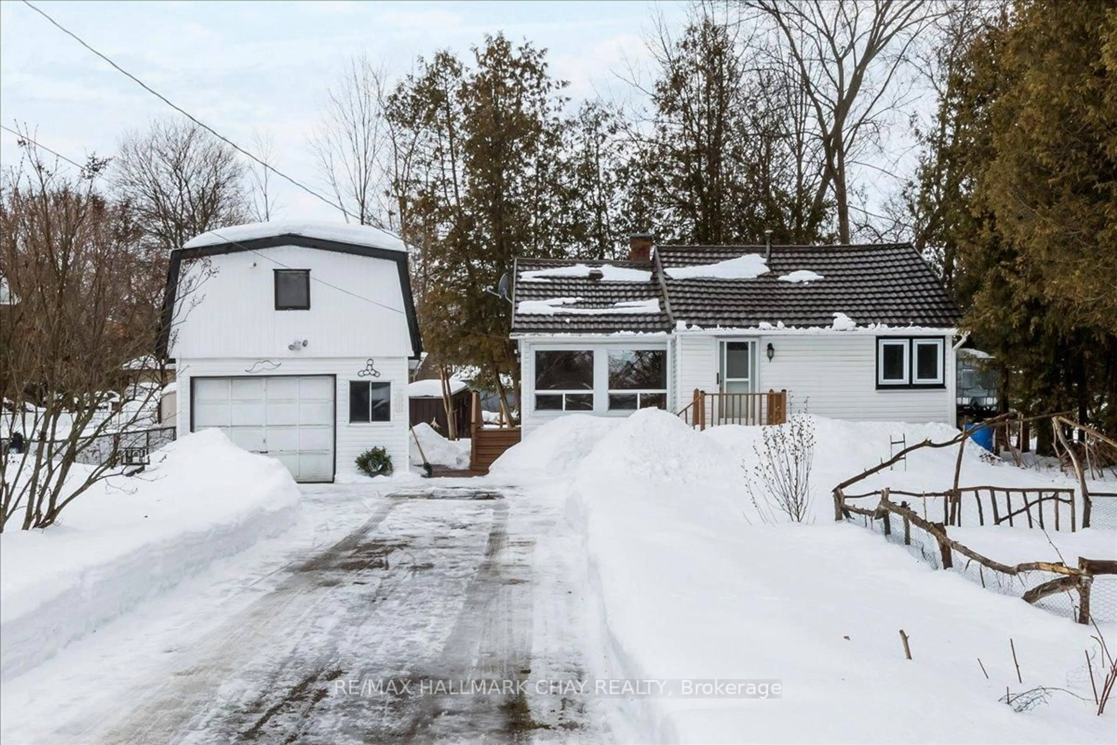 A pic from outside/outdoor area/front of a property/back of a property/a pic from drone, street for 930 Gilmore Ave, Innisfil Ontario L0L 1W0