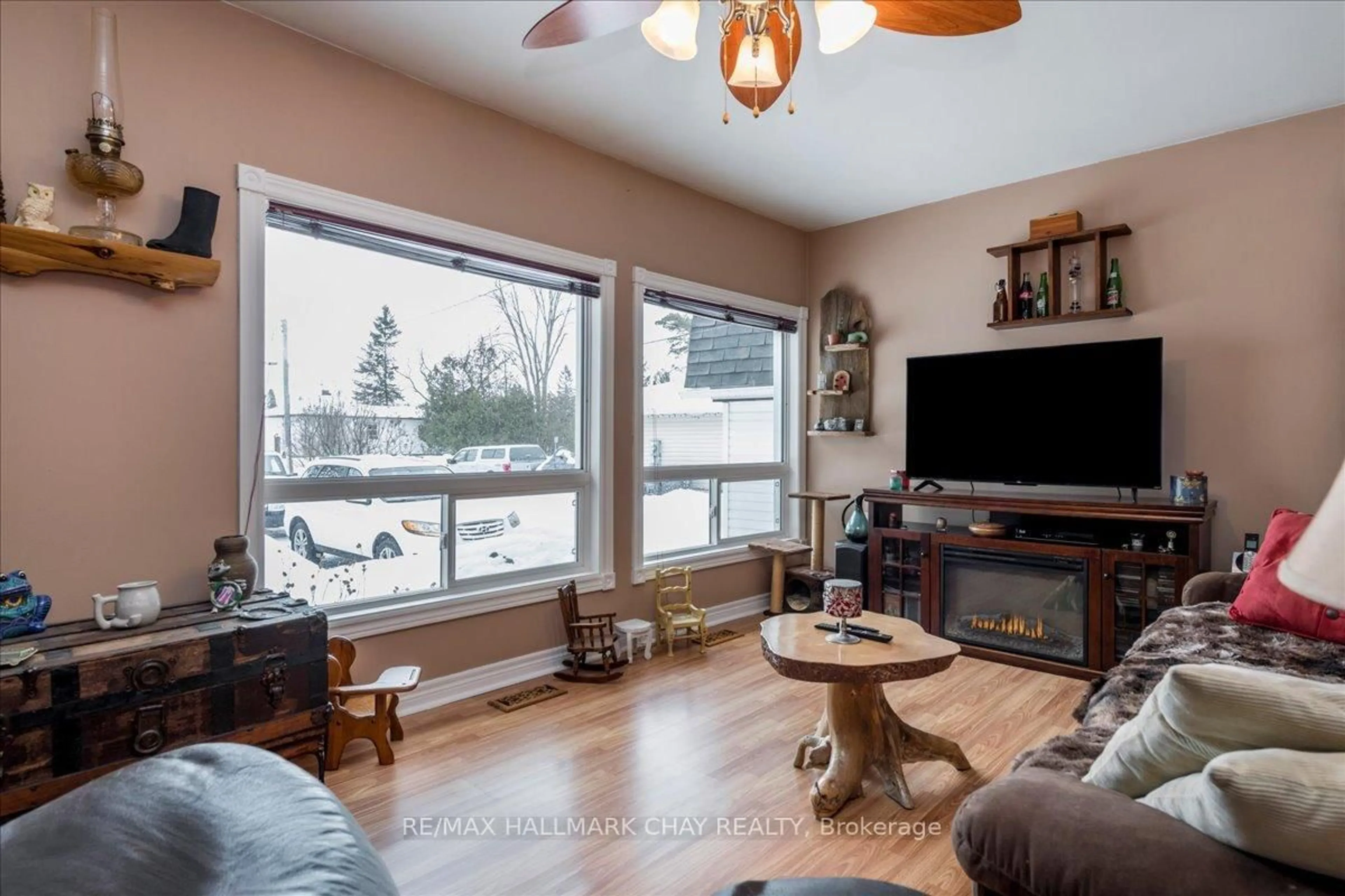 Living room with furniture, wood/laminate floor for 930 Gilmore Ave, Innisfil Ontario L0L 1W0