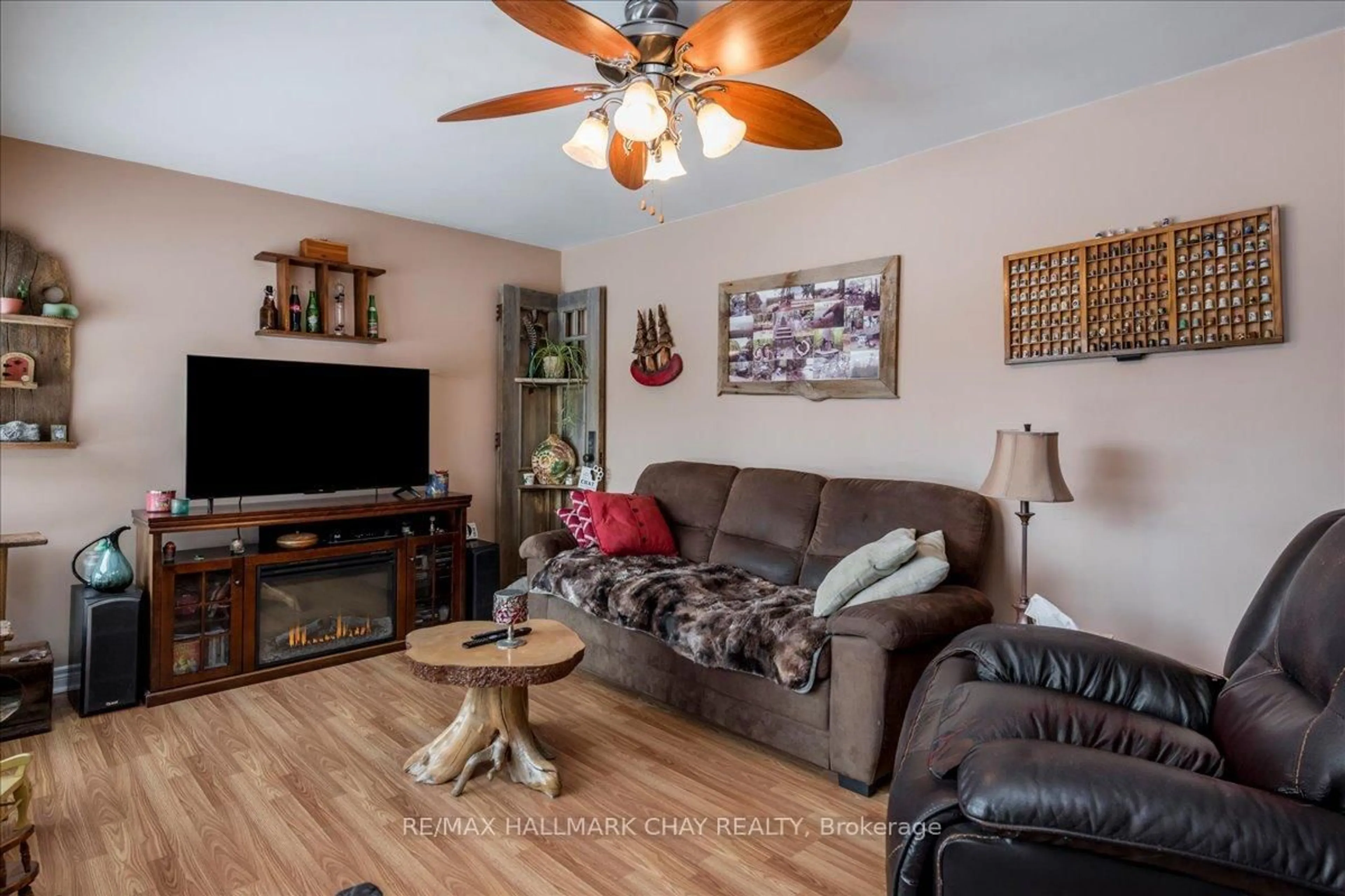 Living room with furniture, wood/laminate floor for 930 Gilmore Ave, Innisfil Ontario L0L 1W0