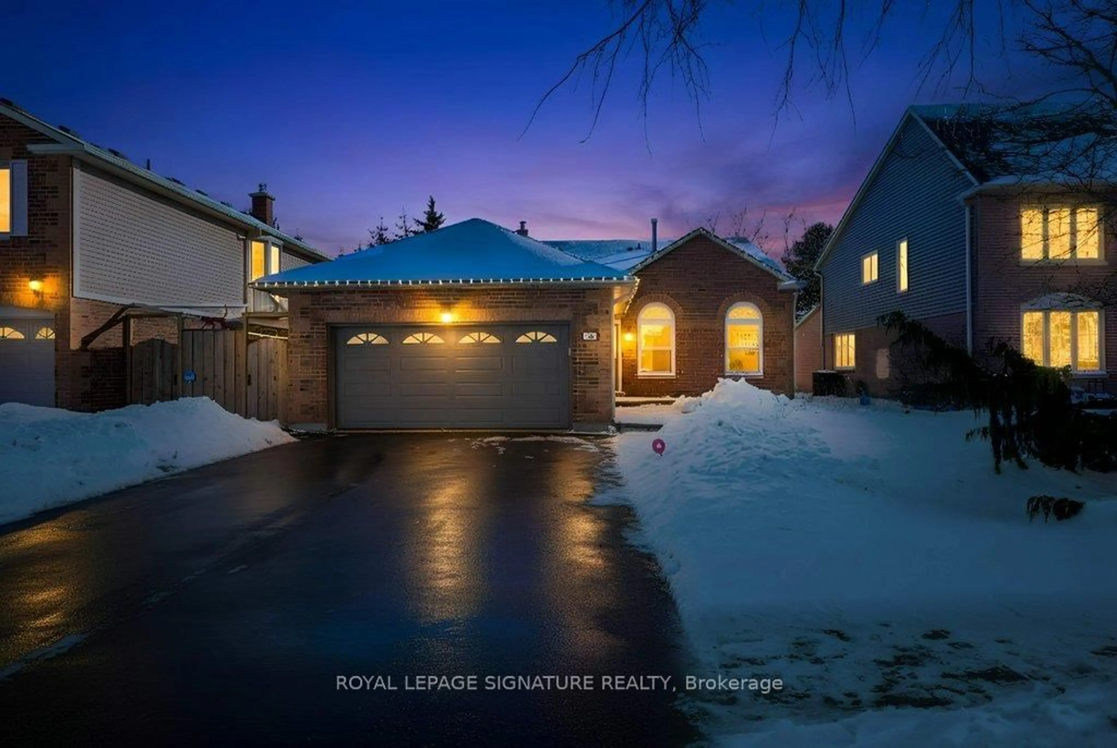 A pic from outside/outdoor area/front of a property/back of a property/a pic from drone, street for 186 Crossland Gate, Newmarket Ontario L3X 1A6