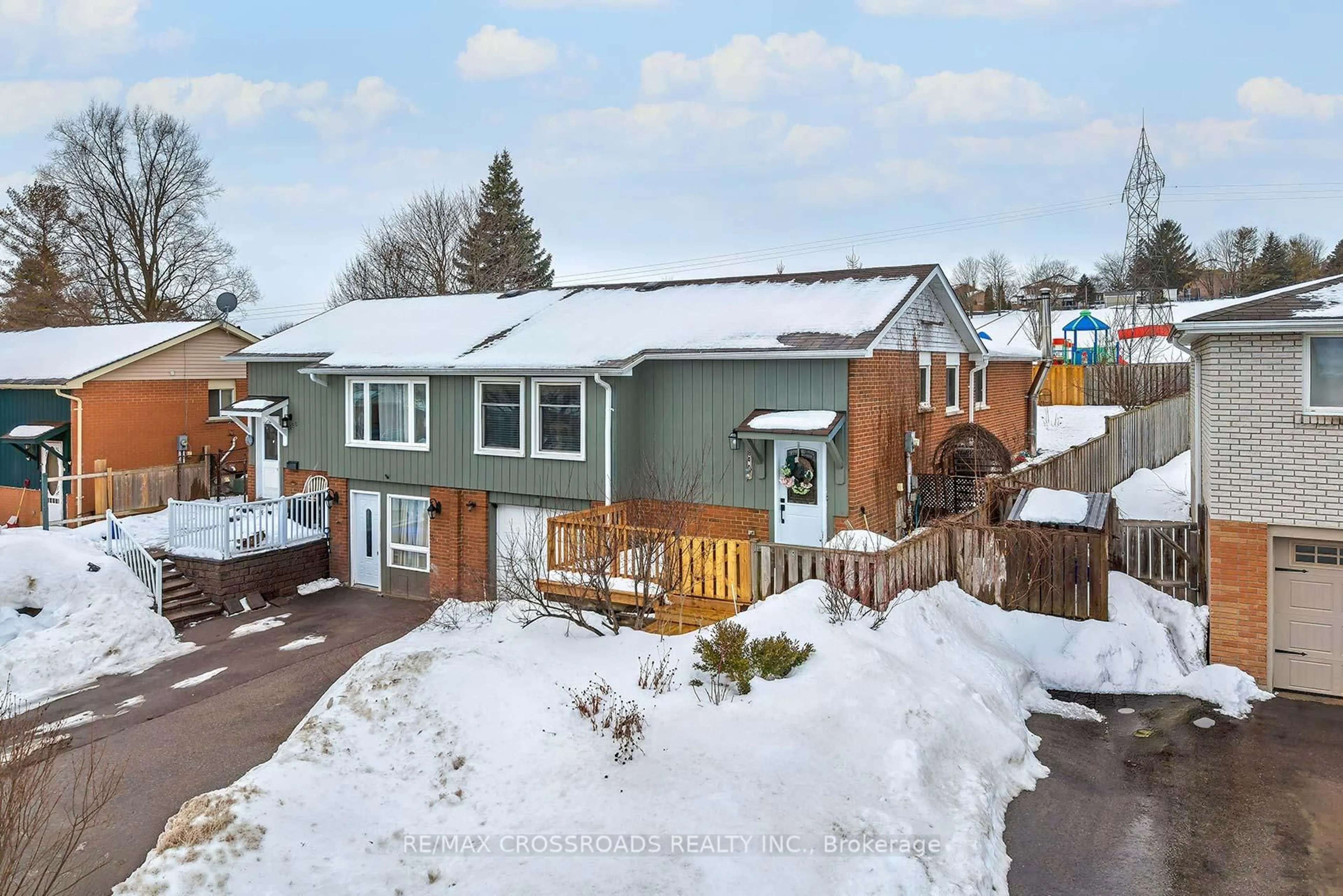 A pic from outside/outdoor area/front of a property/back of a property/a pic from drone, street for 184 Collings Ave, Bradford West Gwillimbury Ontario L3Z 1N1