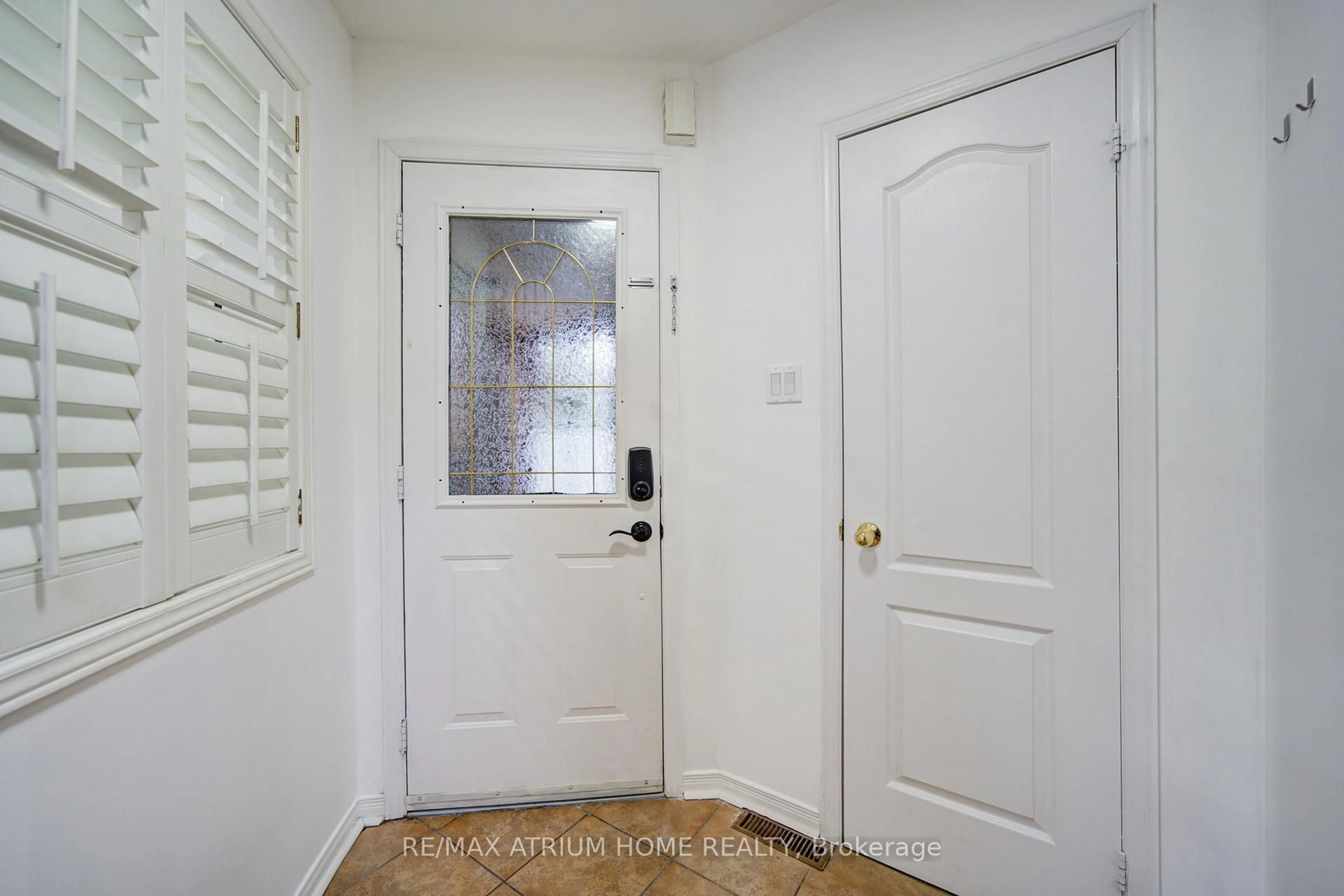 Indoor entryway for 59 Hollybush Dr, Vaughan Ontario L6A 2H5