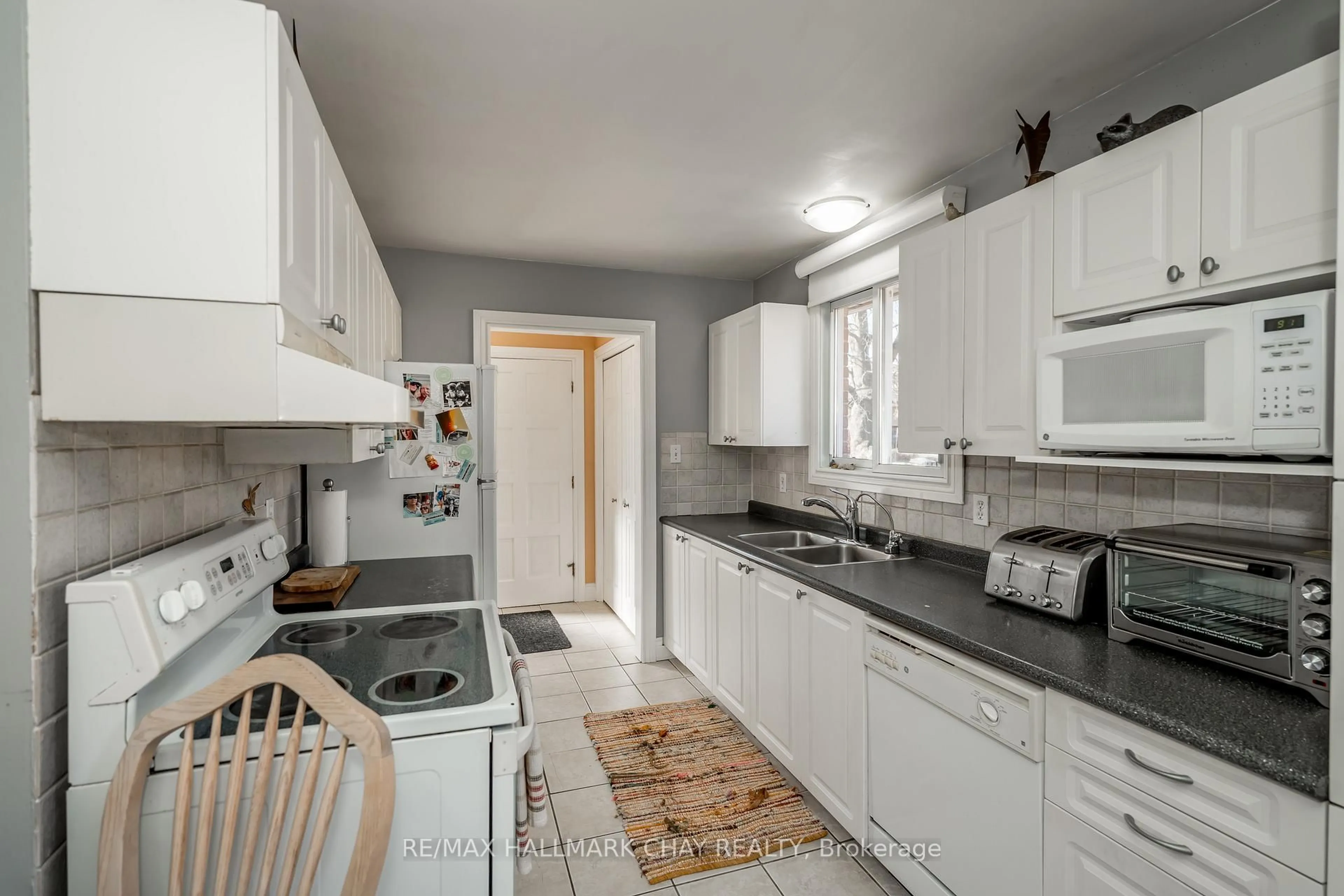 Standard kitchen, ceramic/tile floor for 28 Brown St, New Tecumseth Ontario L0G 1W0