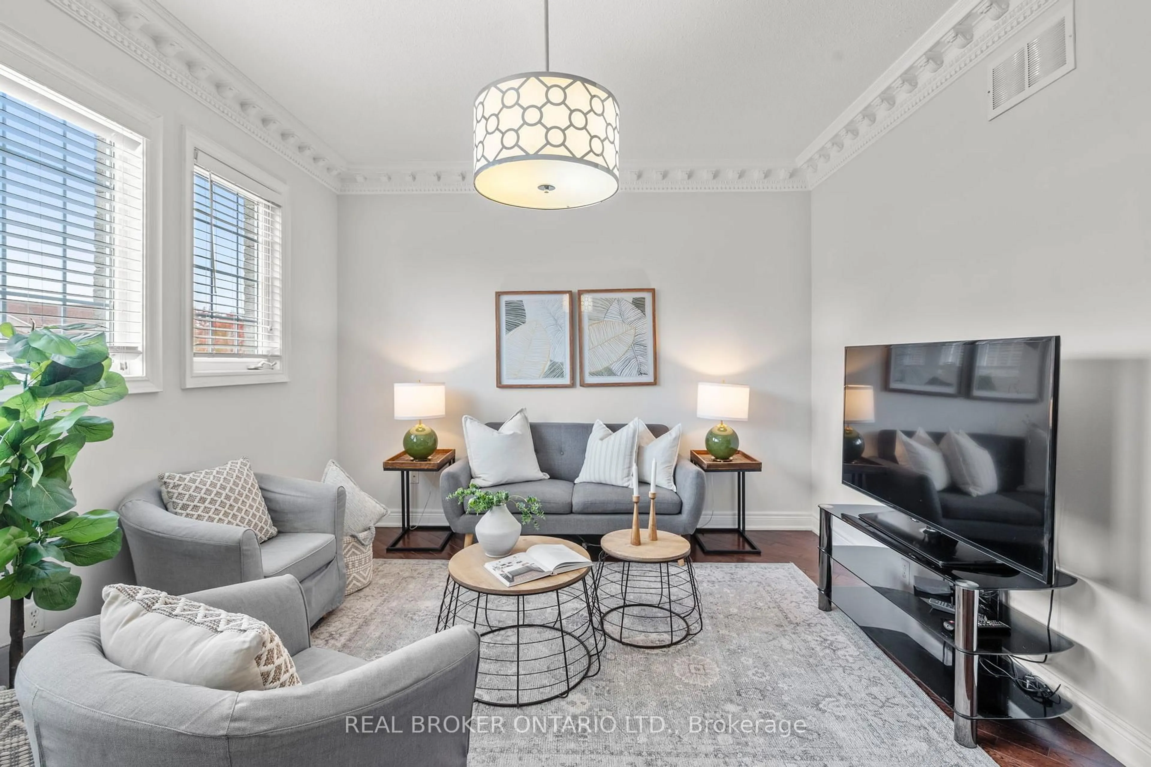 Living room with furniture, unknown for 85 Laurier Ave, Richmond Hill Ontario L4E 4P7