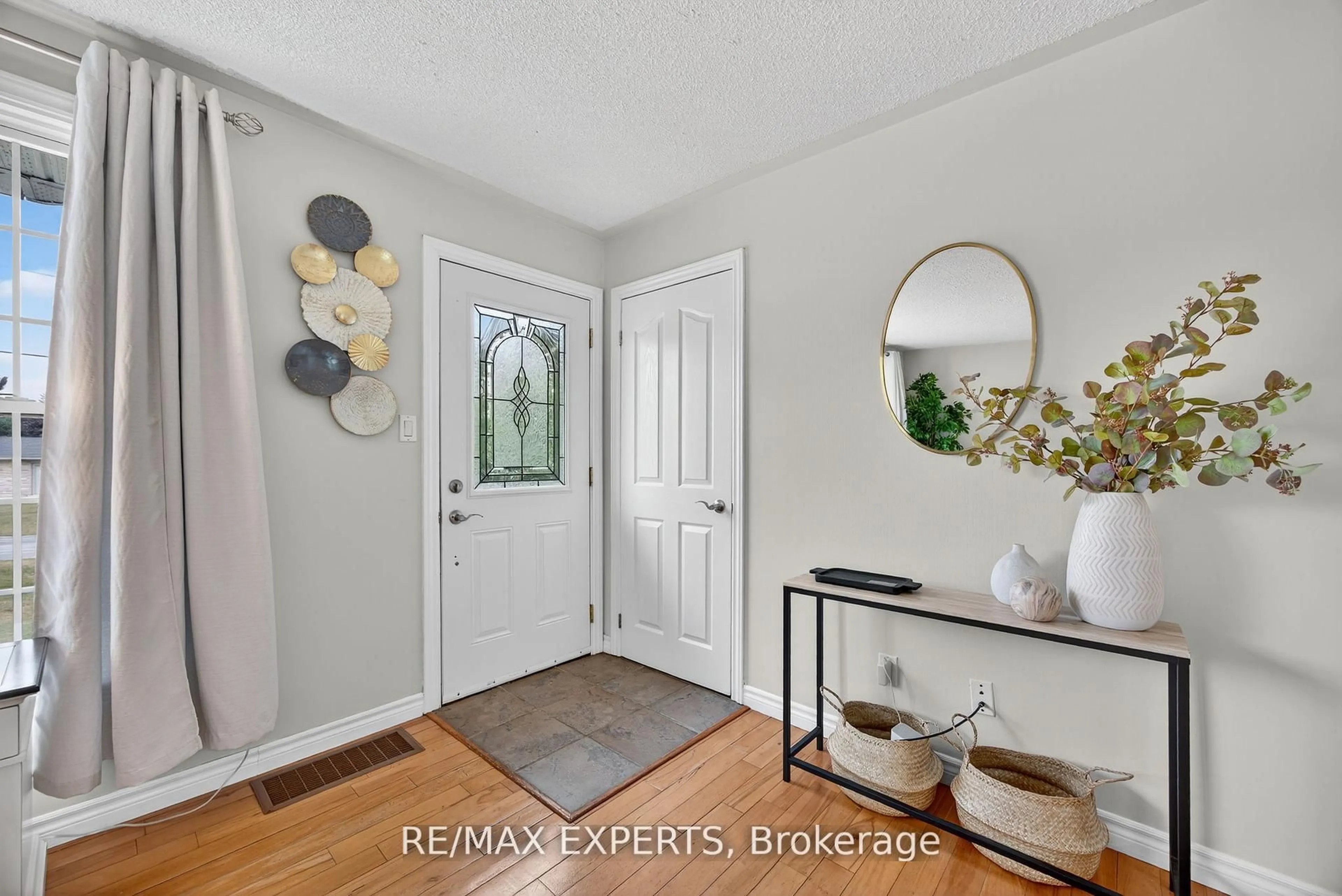 Indoor entryway for 3114 Poplar Rd, Innisfil Ontario L9S 2J9