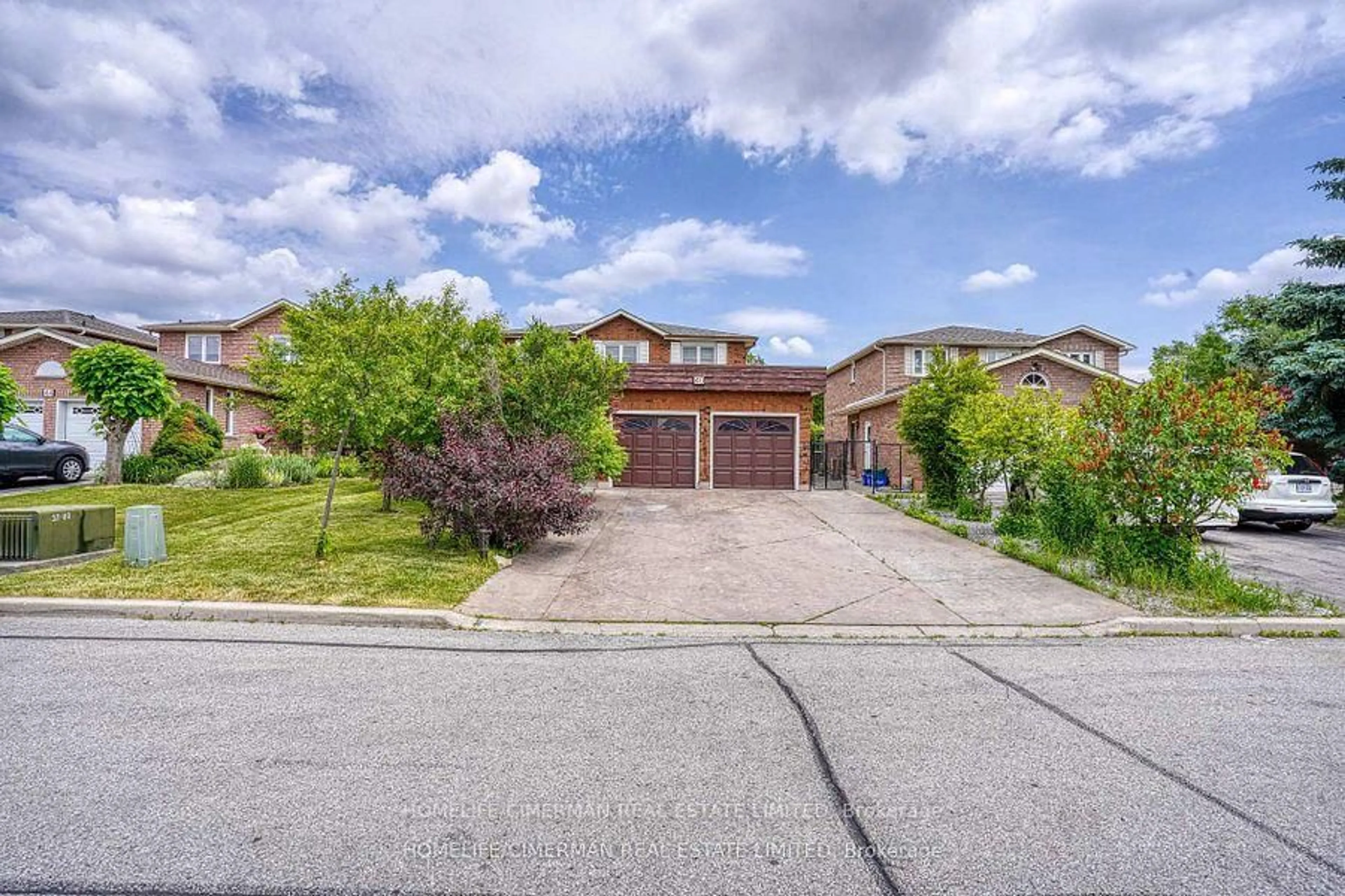 A pic from outside/outdoor area/front of a property/back of a property/a pic from drone, street for 40 Queenston Cres, Vaughan Ontario L4L 4A2