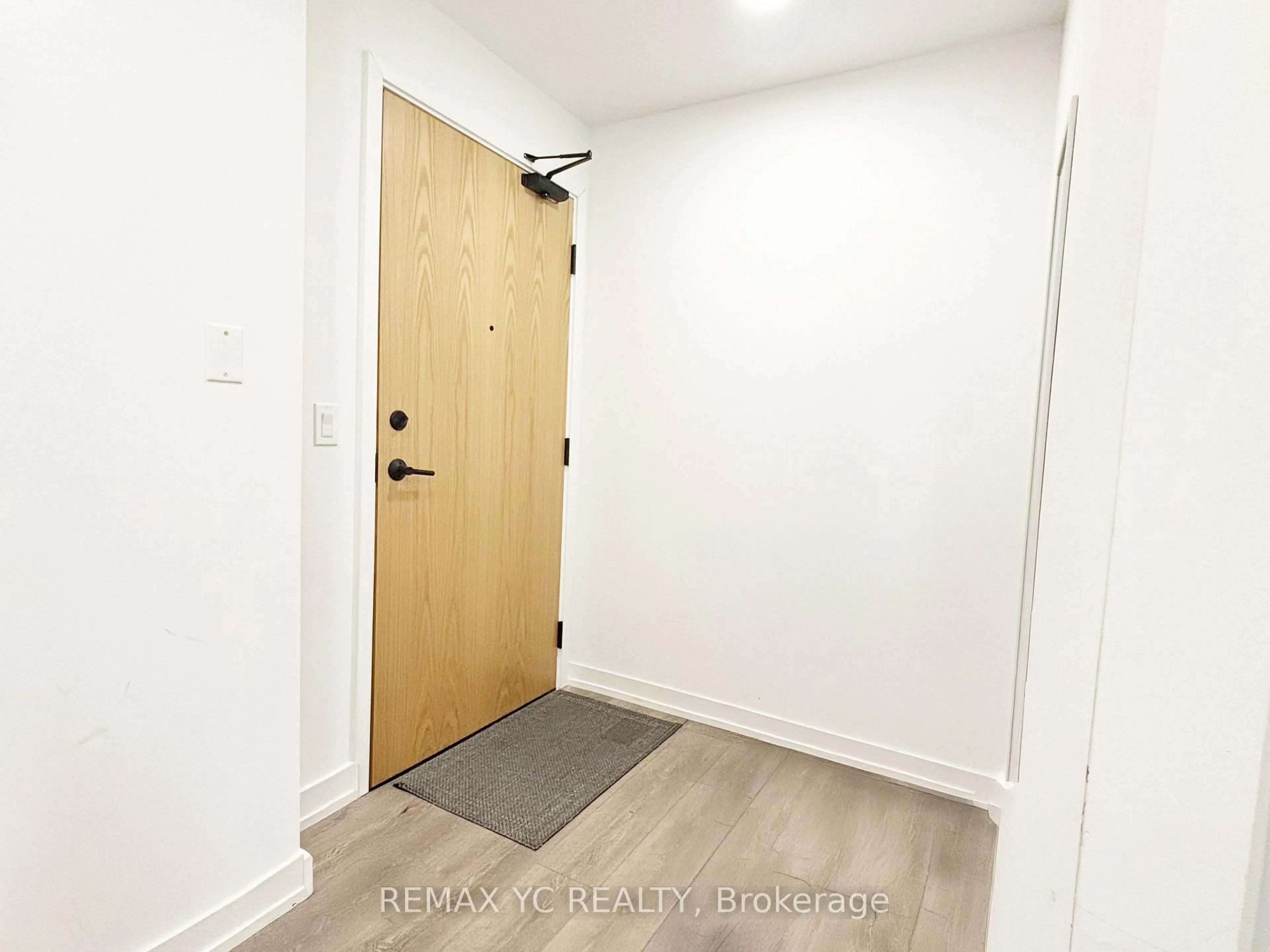 Indoor entryway for 8 Beverley Glen Blvd #324, Vaughan Ontario L4J 0L5