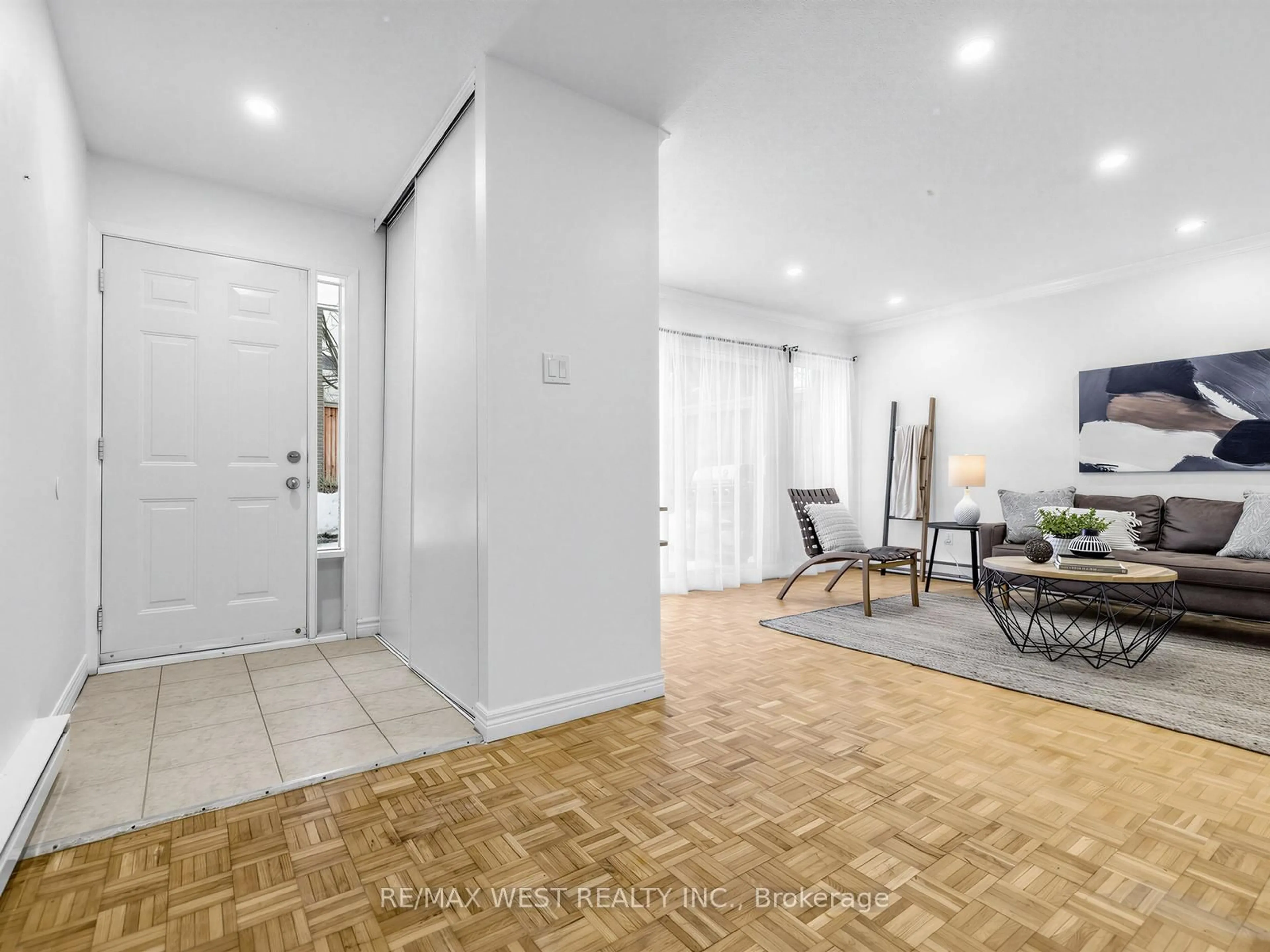 Indoor entryway for 246 Milestone Cres #117, Aurora Ontario L4G 3M2