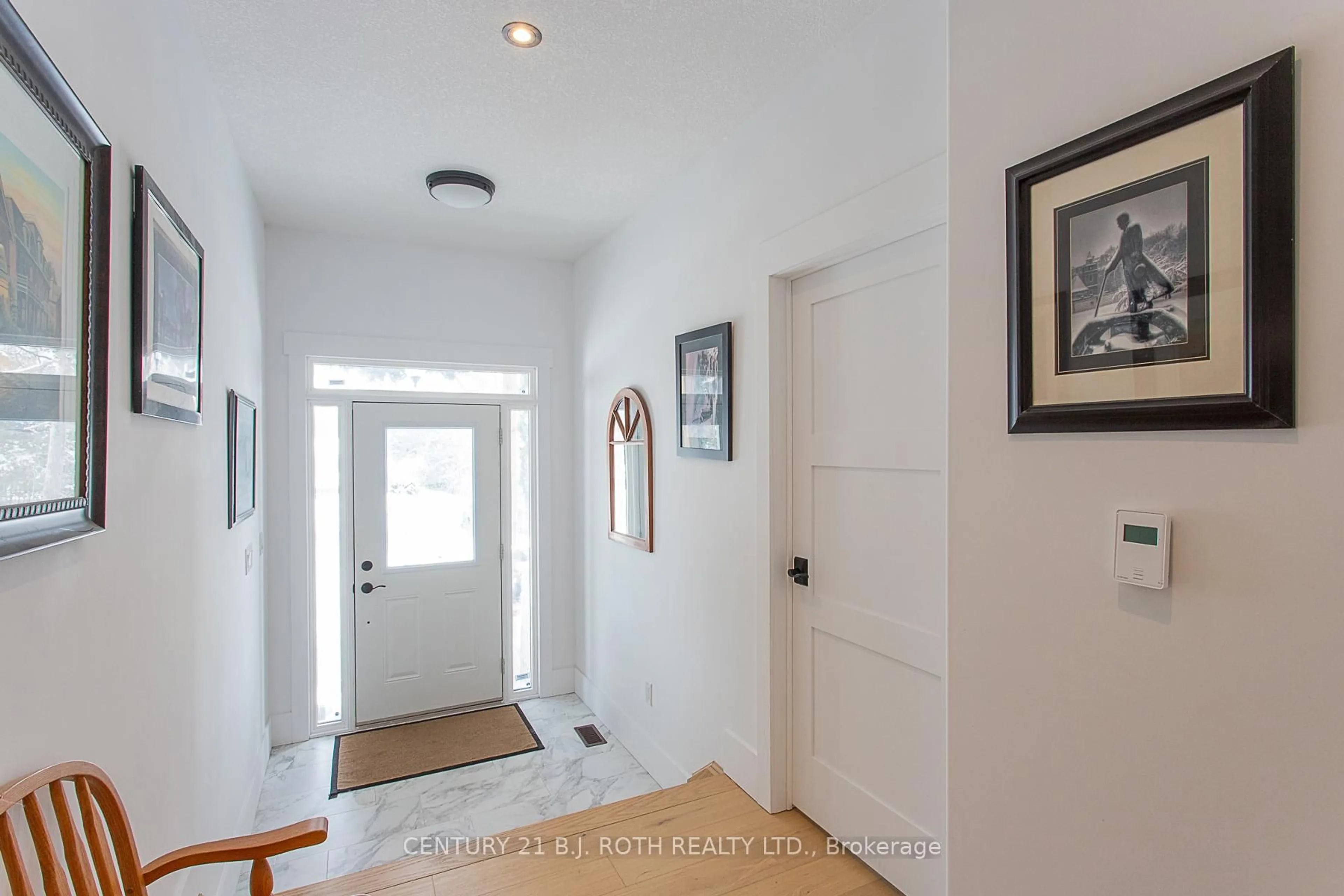 Indoor entryway for 3200 Beach Ave, Innisfil Ontario L9S 2K6