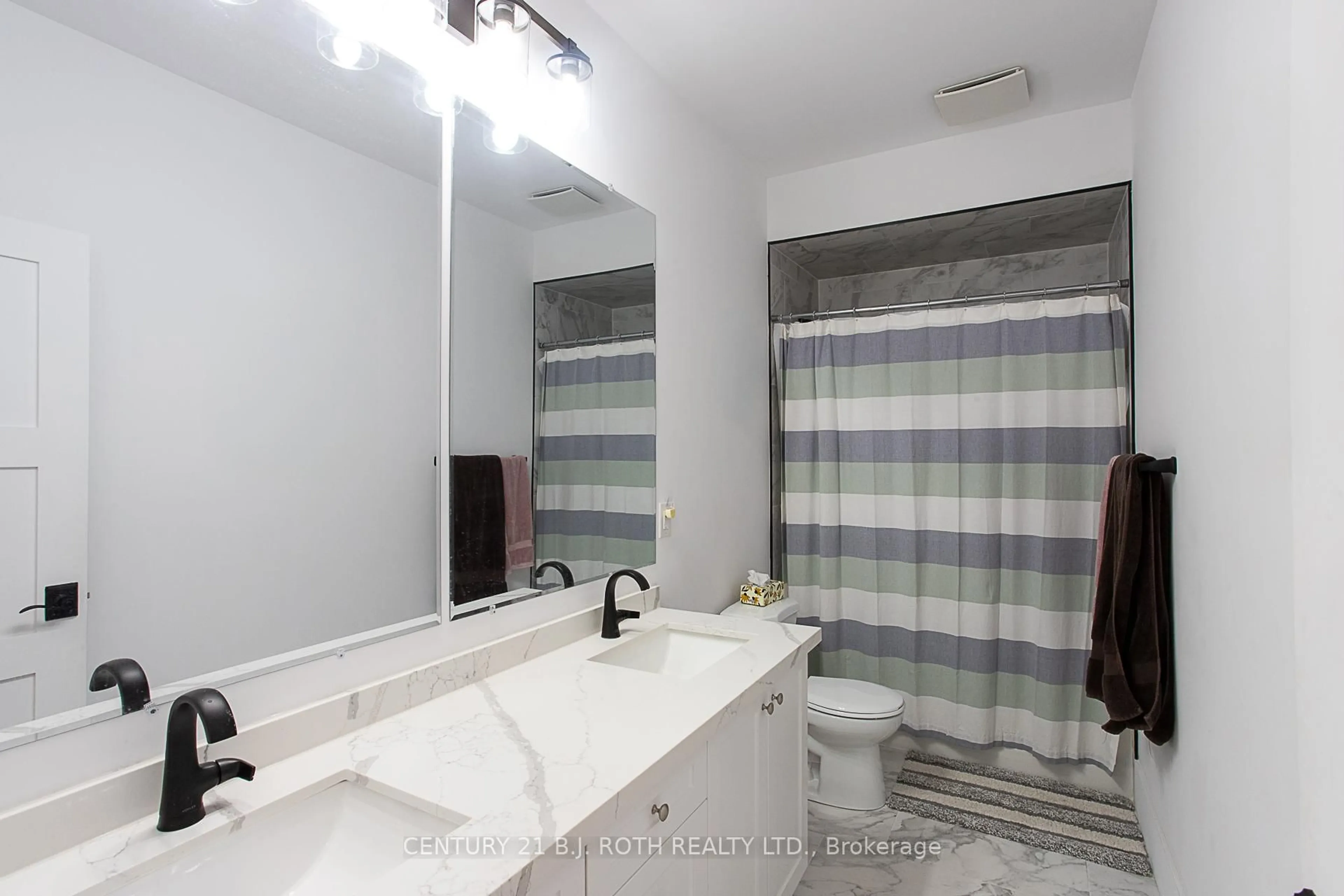 Standard bathroom, ceramic/tile floor for 3200 Beach Ave, Innisfil Ontario L9S 2K6