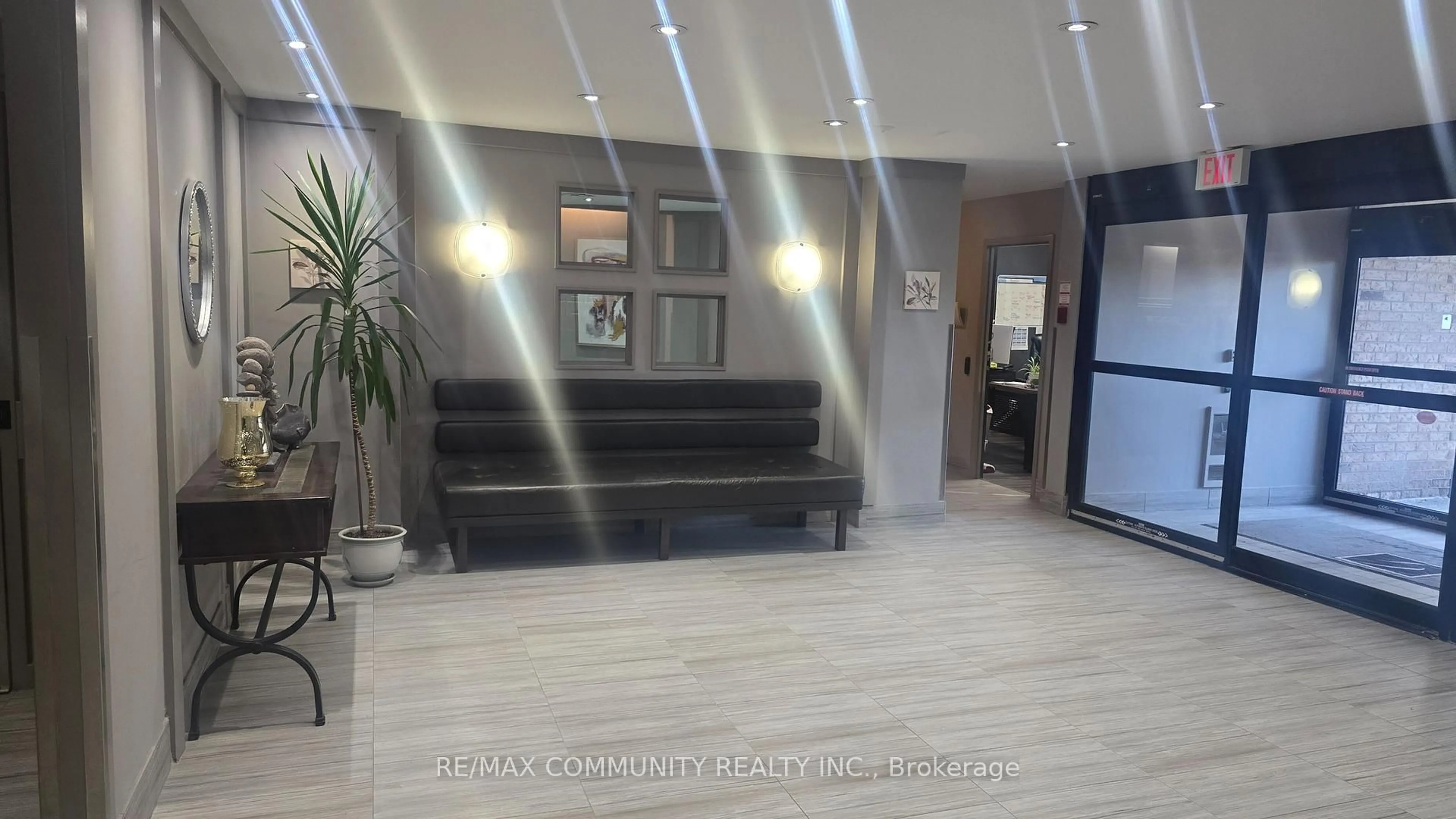 Lobby for 260 Davis Dr #907, Newmarket Ontario L3Y 7C3