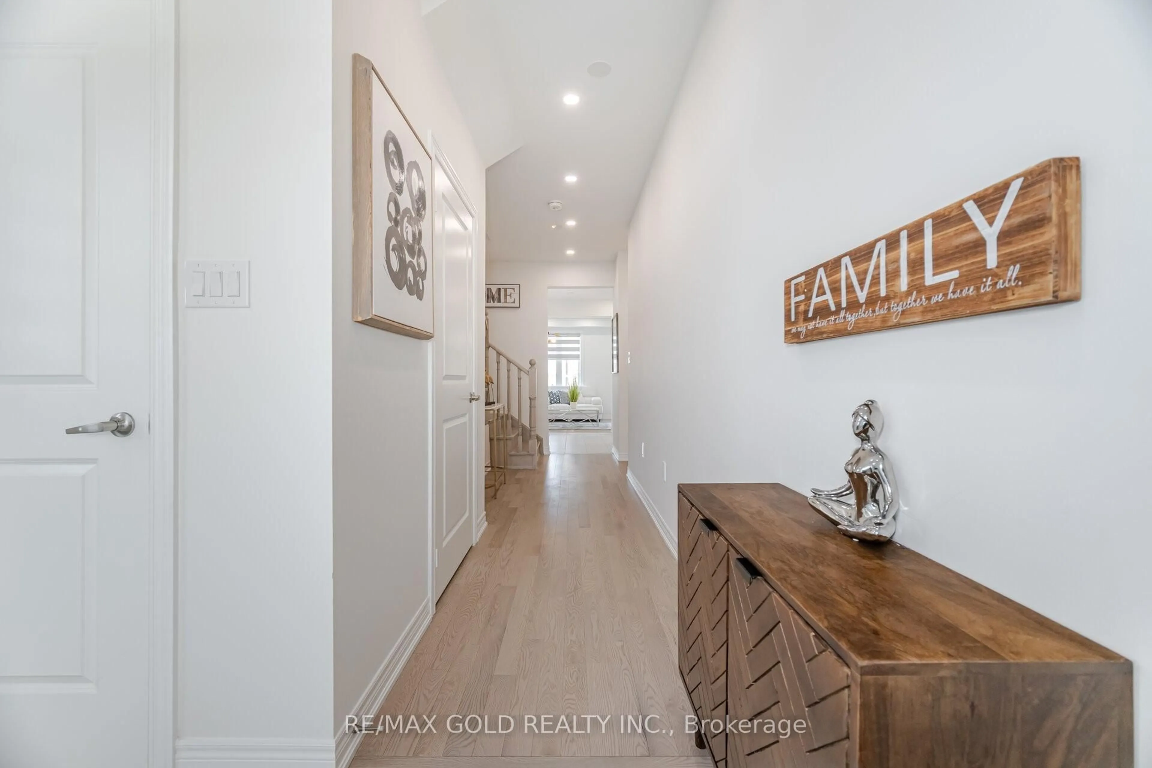 Indoor entryway for 162 Hartington St, Vaughan Ontario L4H 5J5