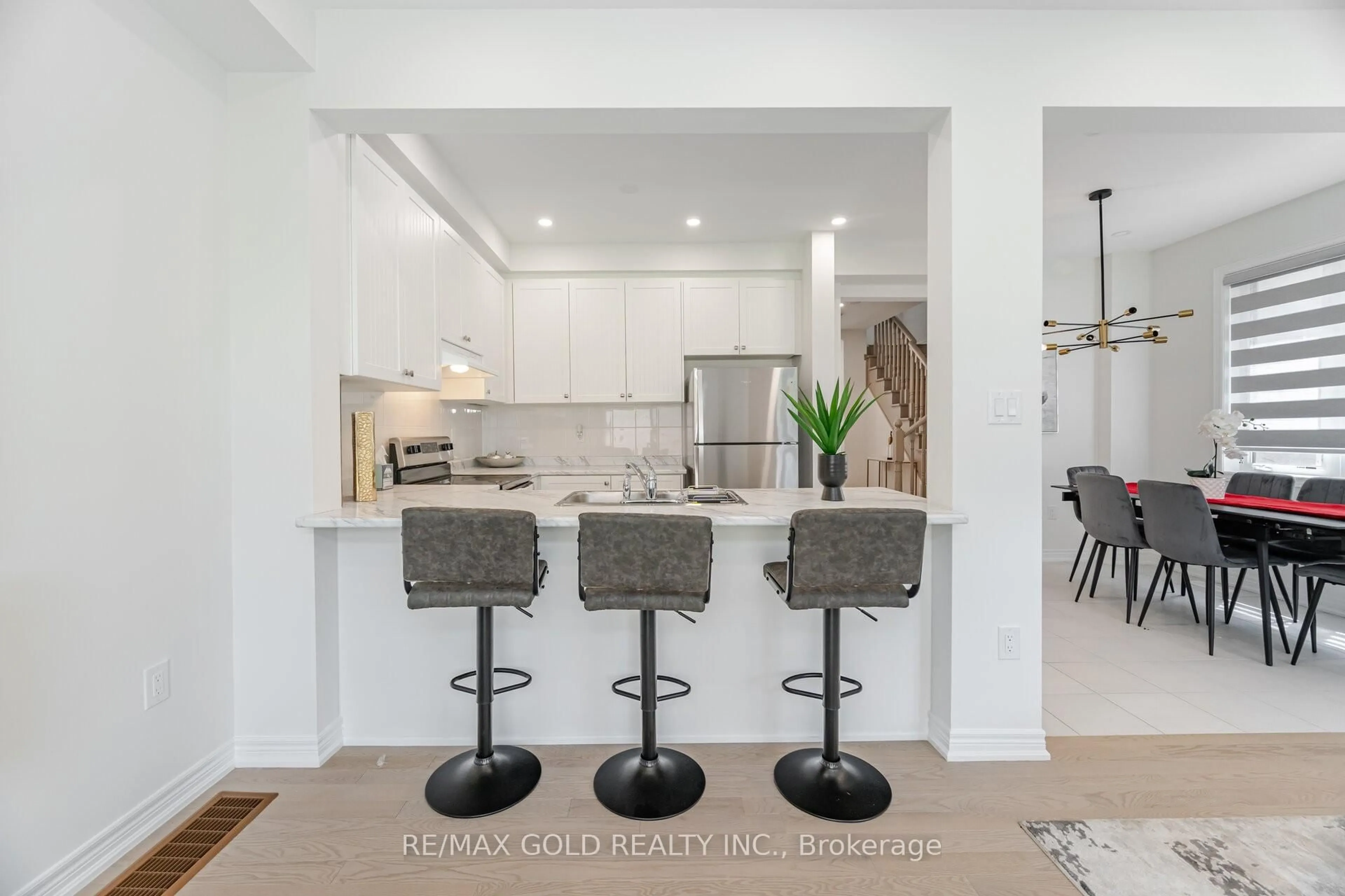 Open concept kitchen, ceramic/tile floor for 162 Hartington St, Vaughan Ontario L4H 5J5