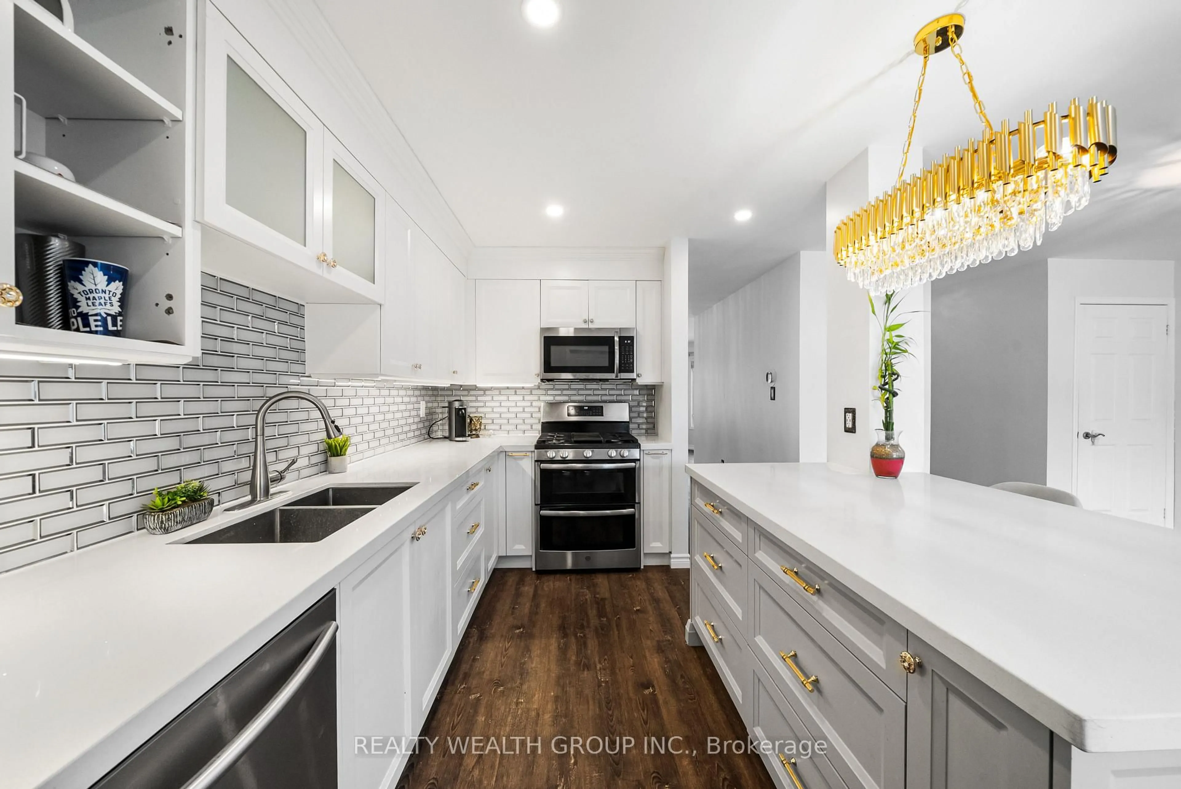 Open concept kitchen, ceramic/tile floor for 34 Castle Park Blvd, Vaughan Ontario L4H 1M4