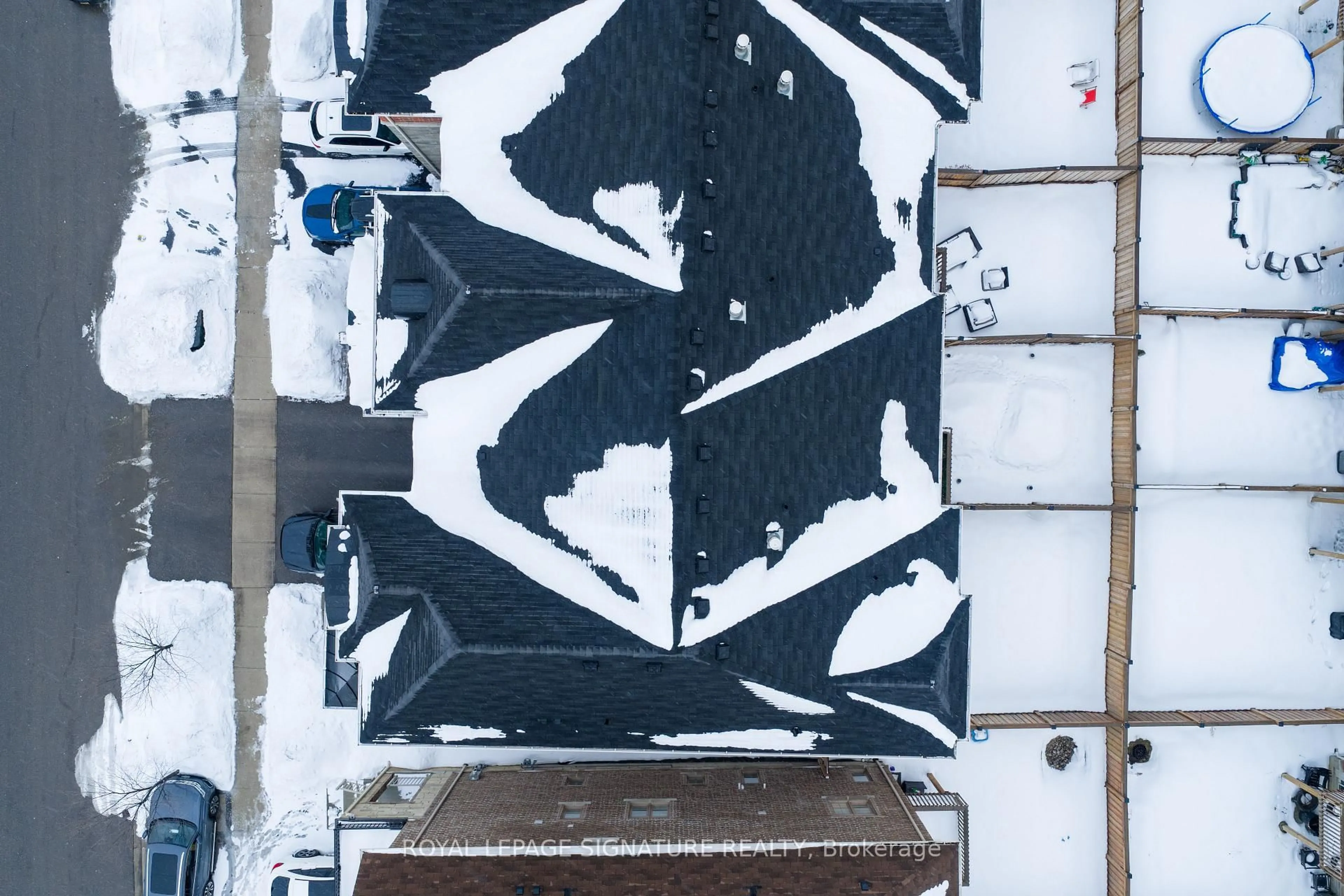 A pic from outside/outdoor area/front of a property/back of a property/a pic from drone, street for 71 Farooq Blvd, Vaughan Ontario L4H 4P3