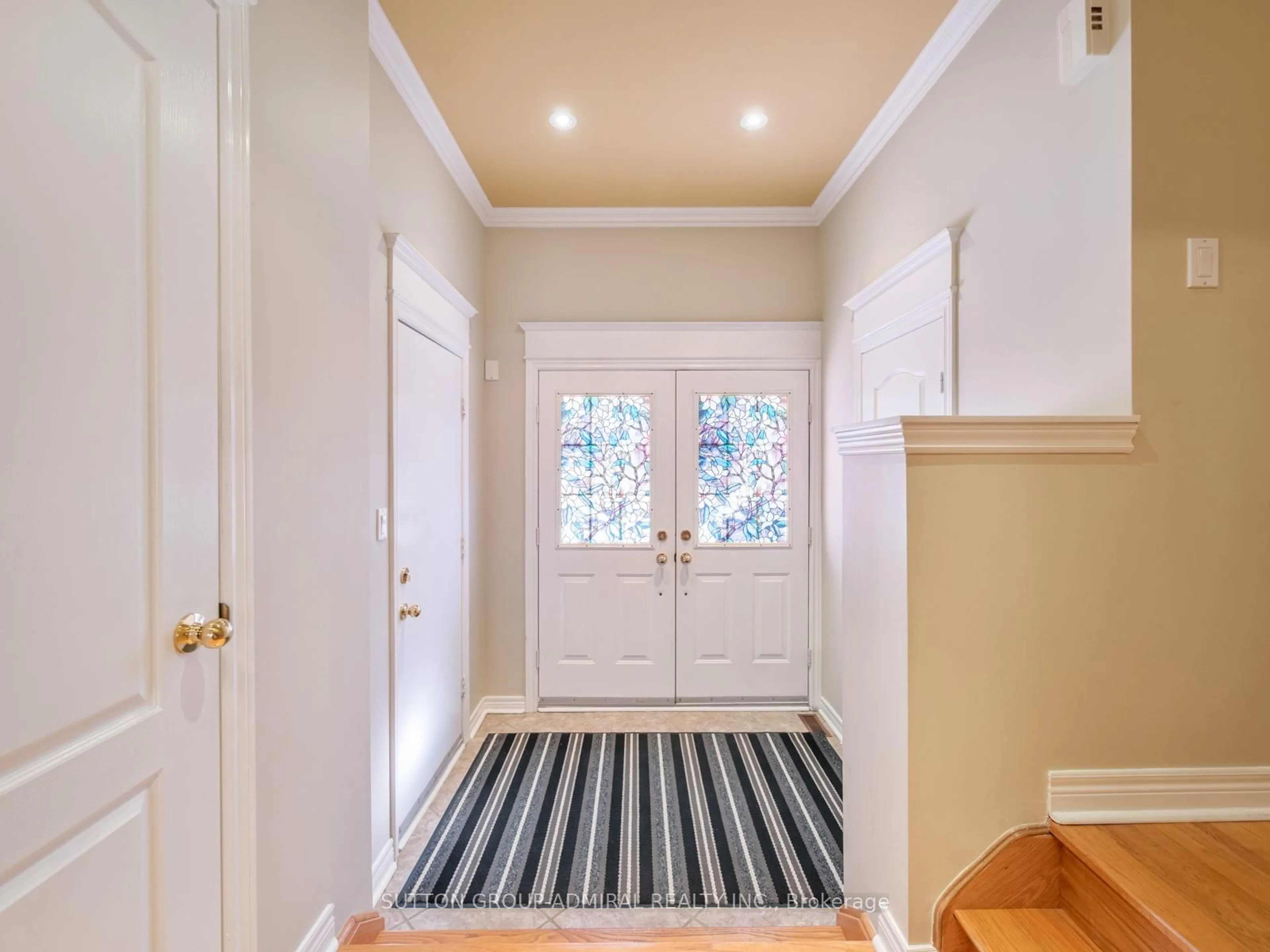 Indoor entryway for 255 Shaftsbury Ave #26, Richmond Hill Ontario L4C 0L9