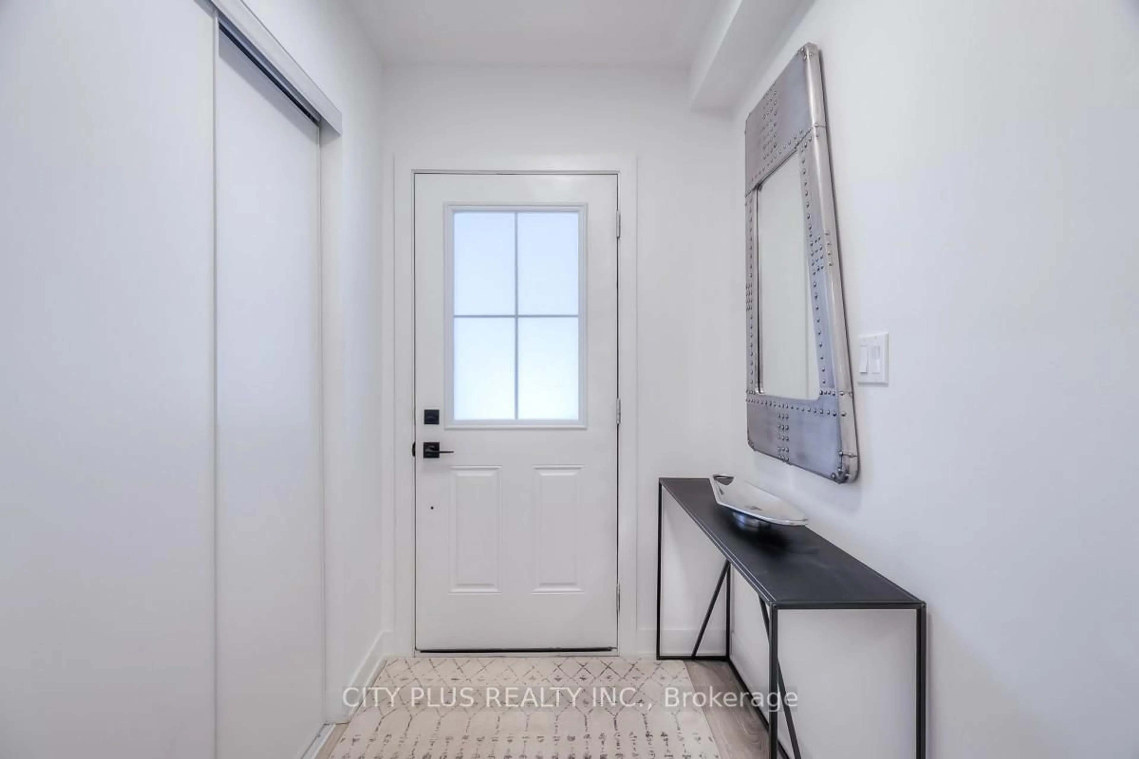 Indoor entryway for 23 NORDIC Lane, Whitchurch-Stouffville Ontario L4A 4W8