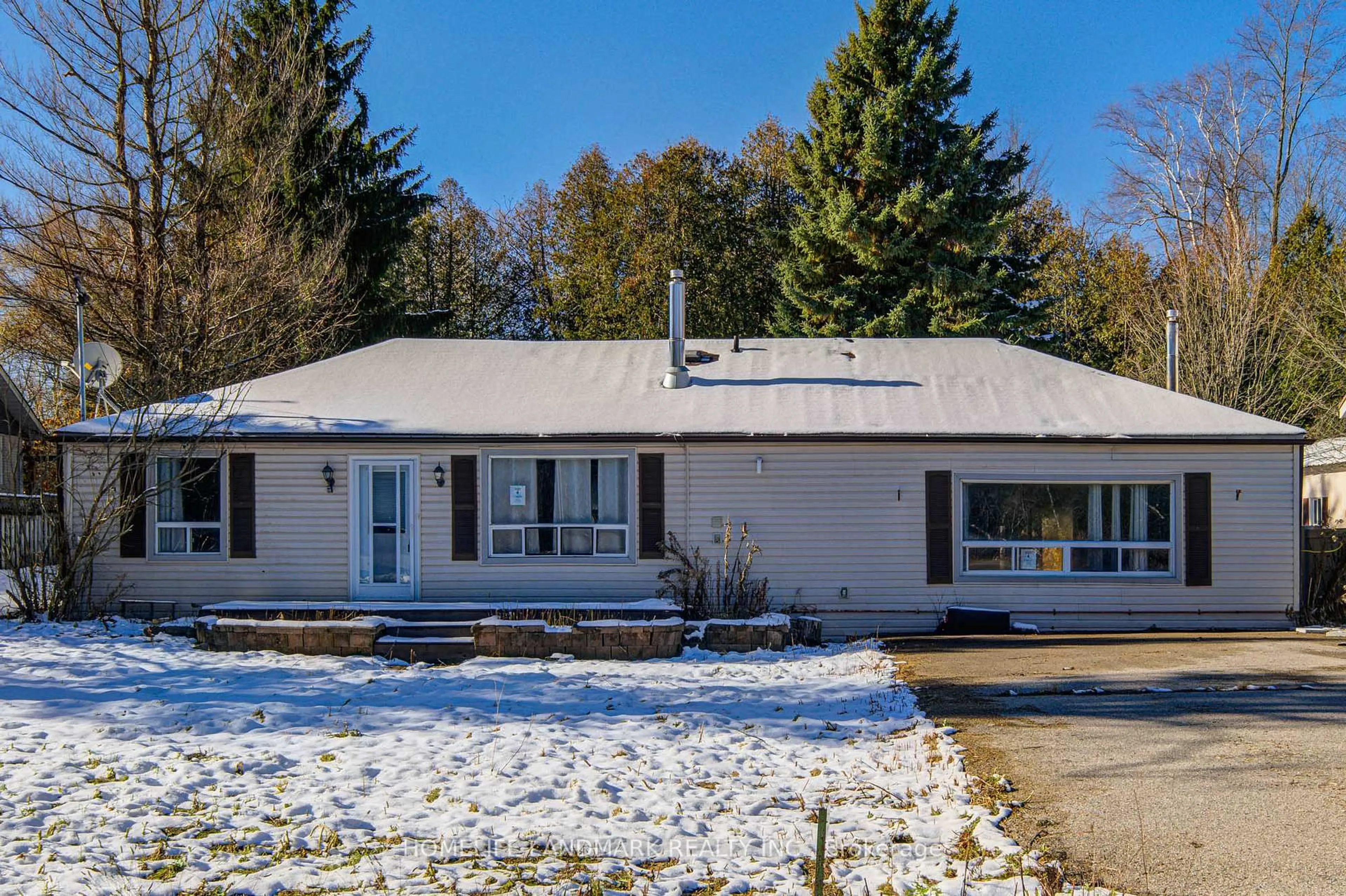 A pic from outside/outdoor area/front of a property/back of a property/a pic from drone, unknown for 21654 Warden Ave, East Gwillimbury Ontario L0G 1R0