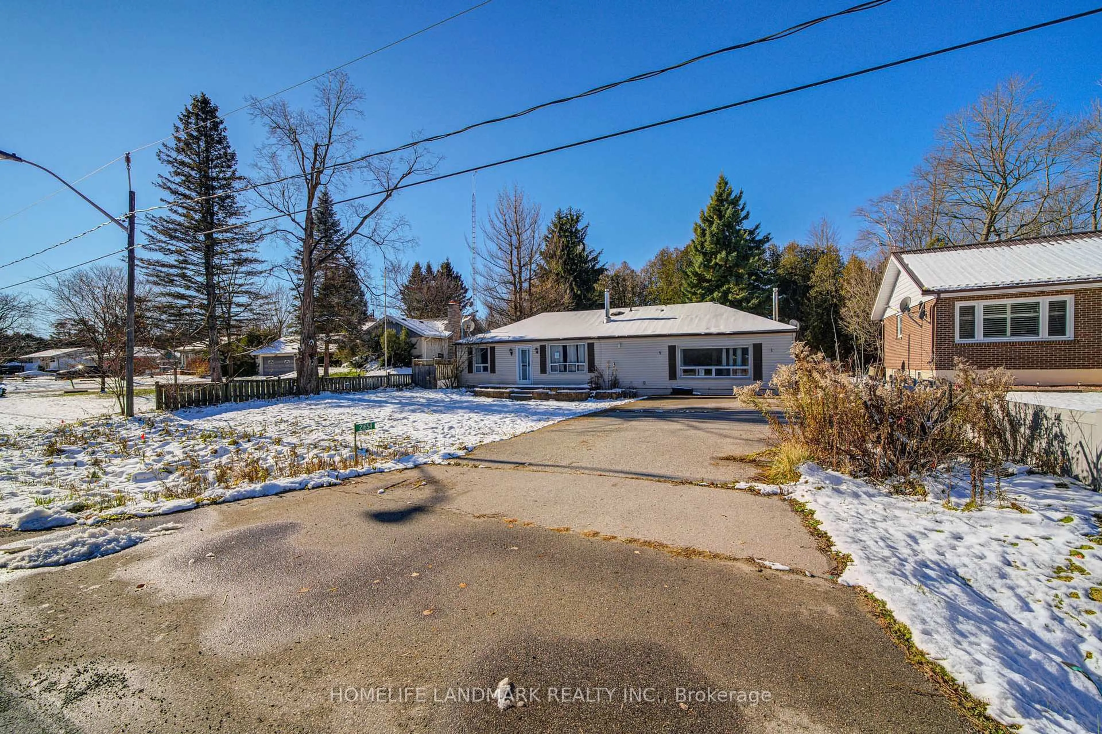 A pic from outside/outdoor area/front of a property/back of a property/a pic from drone, street for 21654 Warden Ave, East Gwillimbury Ontario L0G 1R0