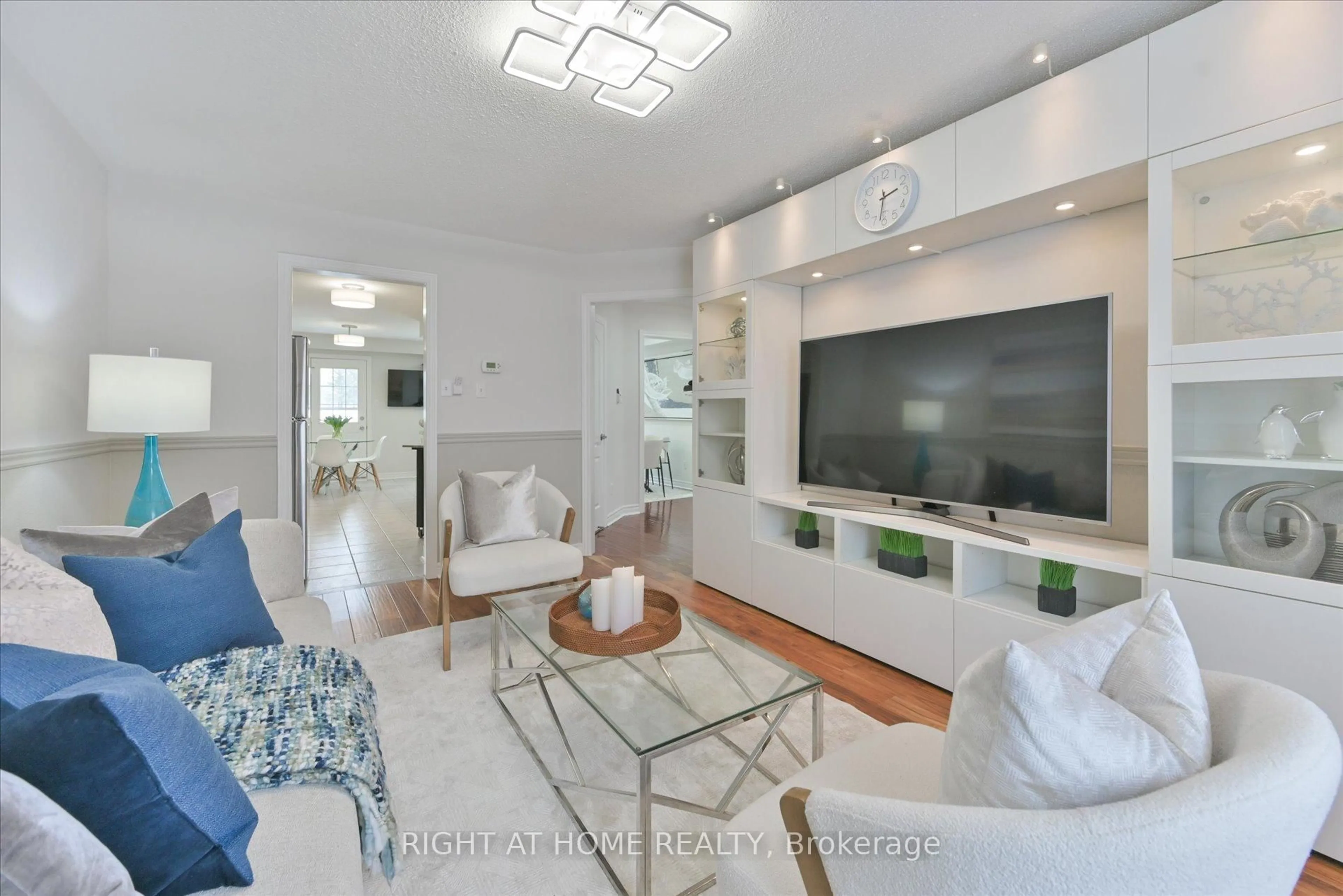 Living room with furniture, unknown for 61 Milloy Pl, Aurora Ontario L4G 7L2