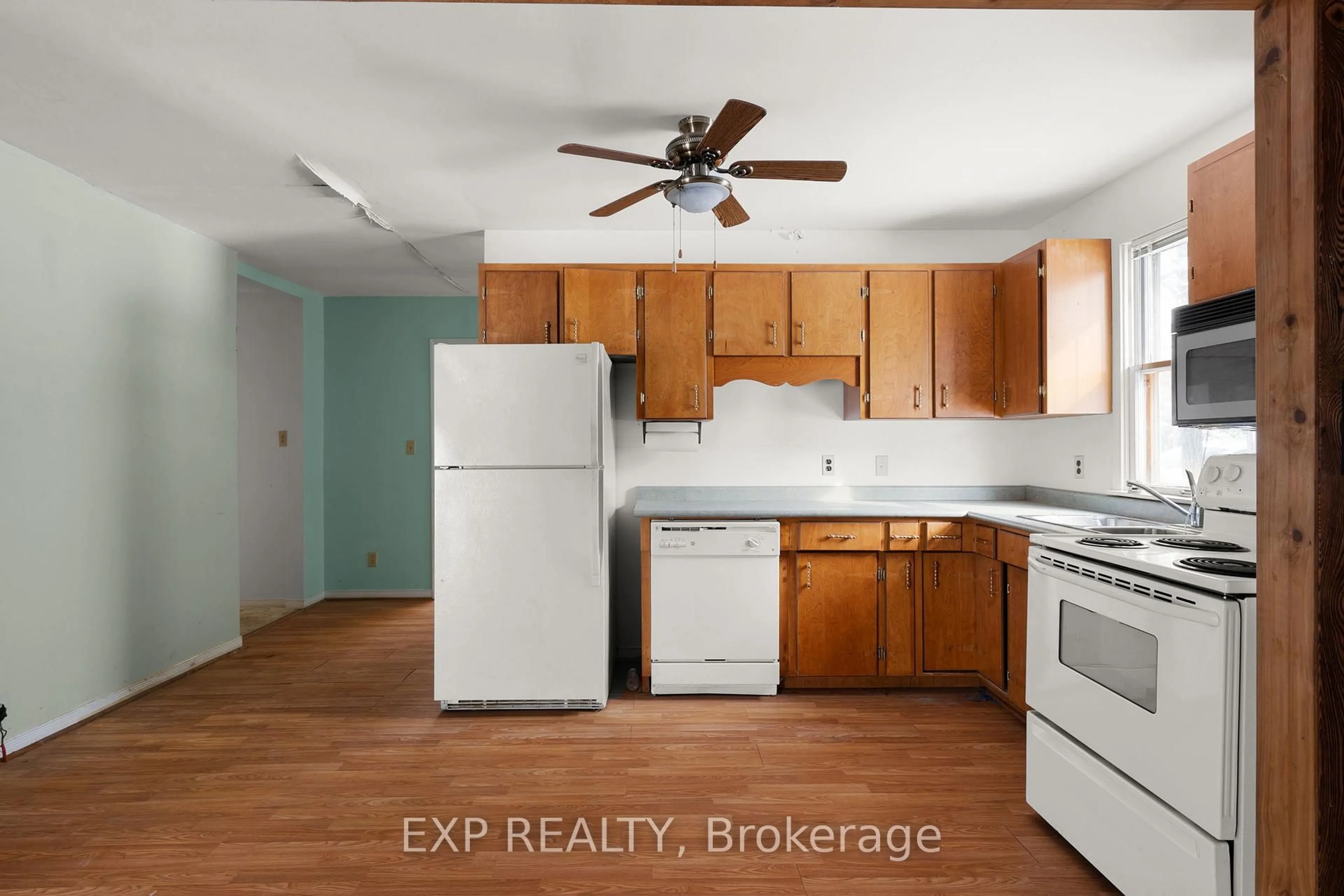 Standard kitchen, unknown for 8511 Small Lane, Adjala-Tosorontio Ontario L0G 1L0