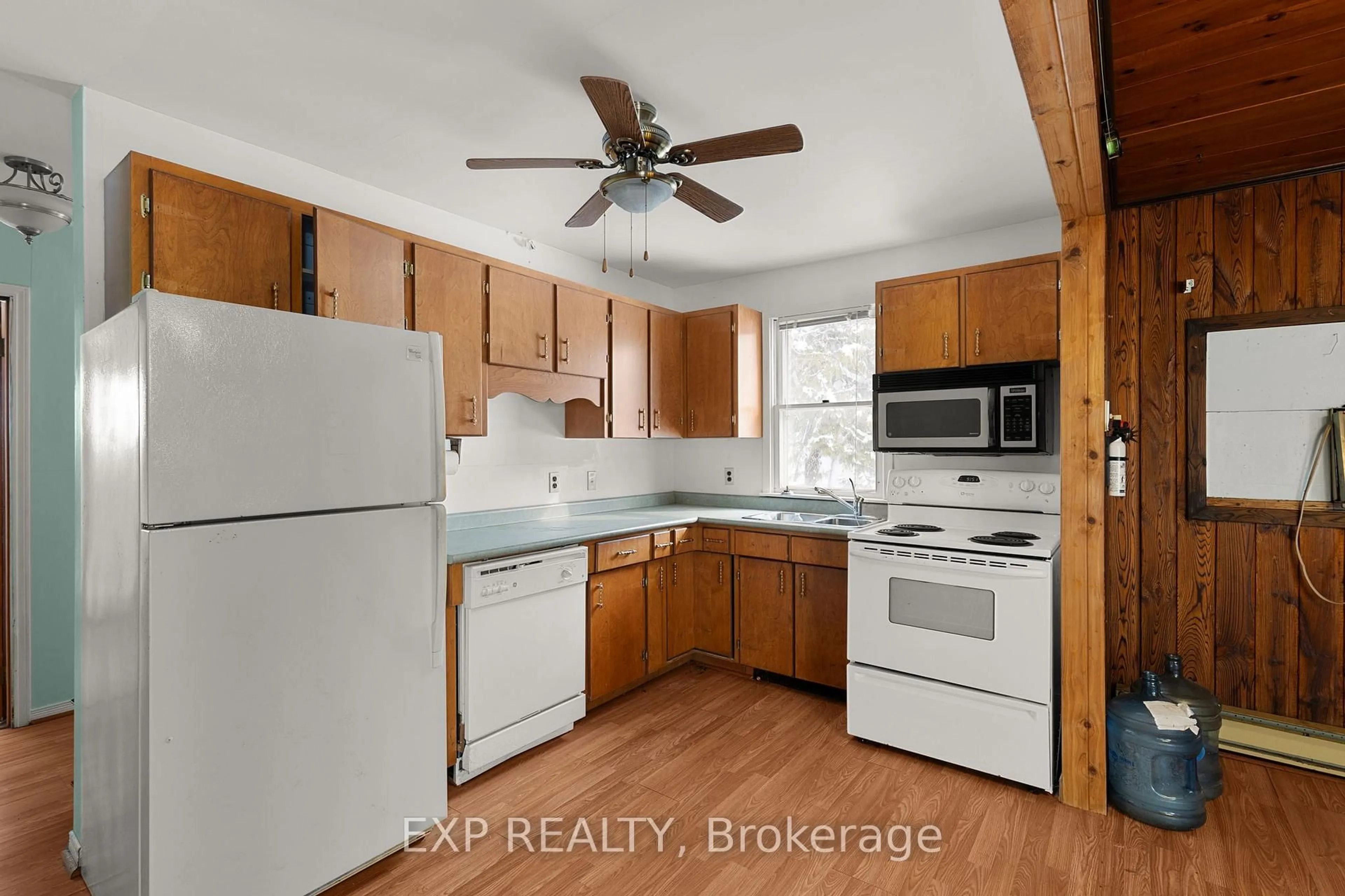 Standard kitchen, unknown for 8511 Small Lane, Adjala-Tosorontio Ontario L0G 1L0