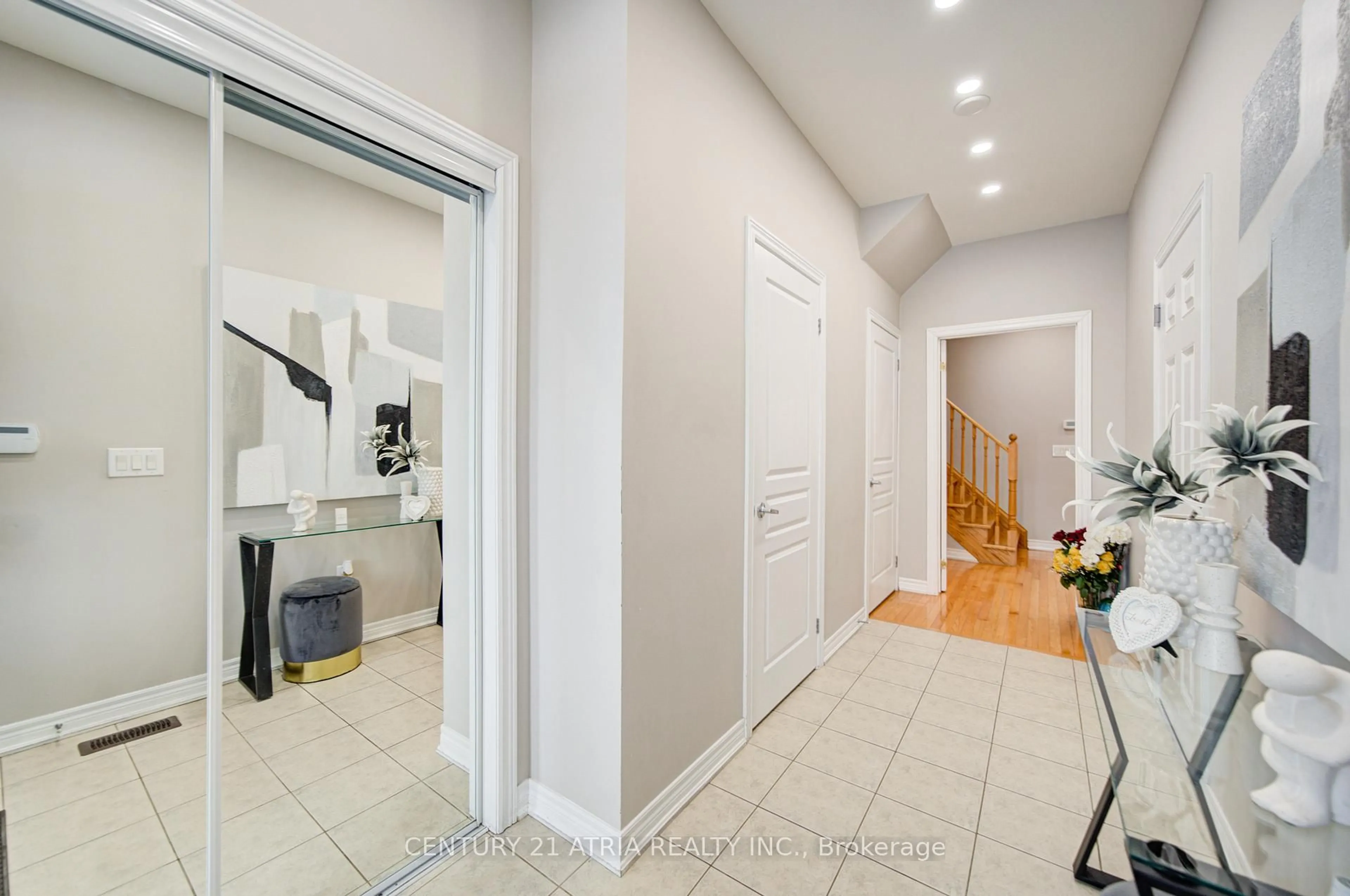 Indoor entryway for 135 Windrow St, Richmond Hill Ontario L4E 4Y4