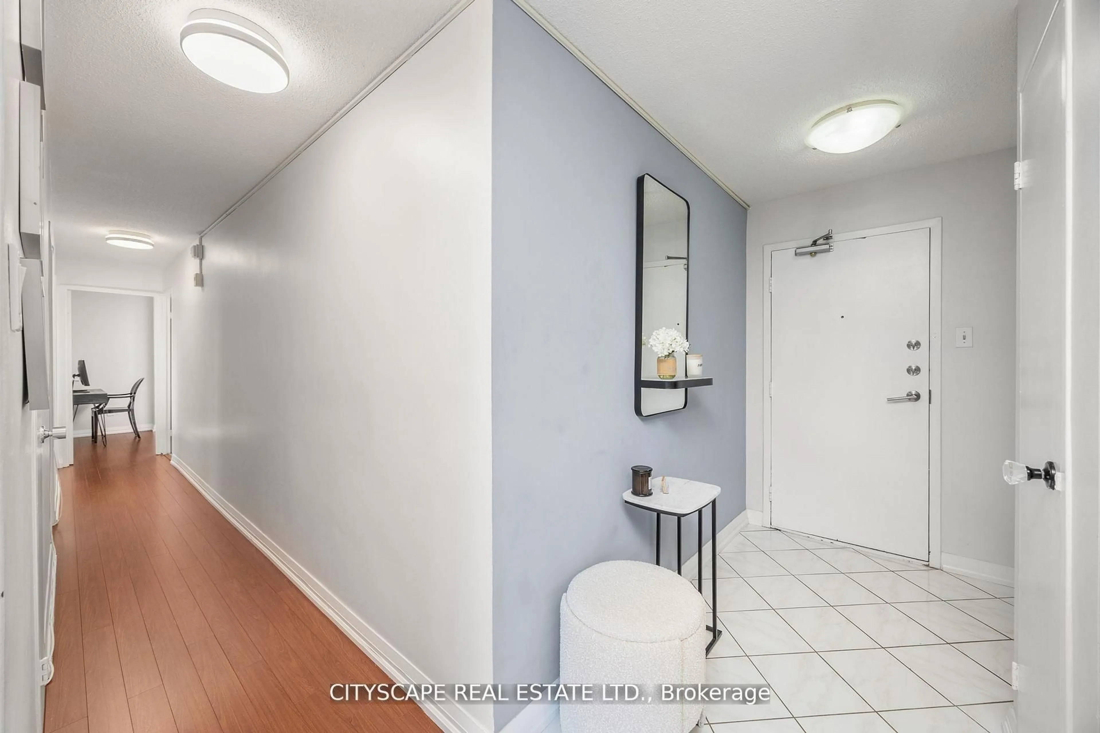 Indoor entryway for 1 Royal Orchard Blv Blvd #810, Markham Ontario L3T 3C2