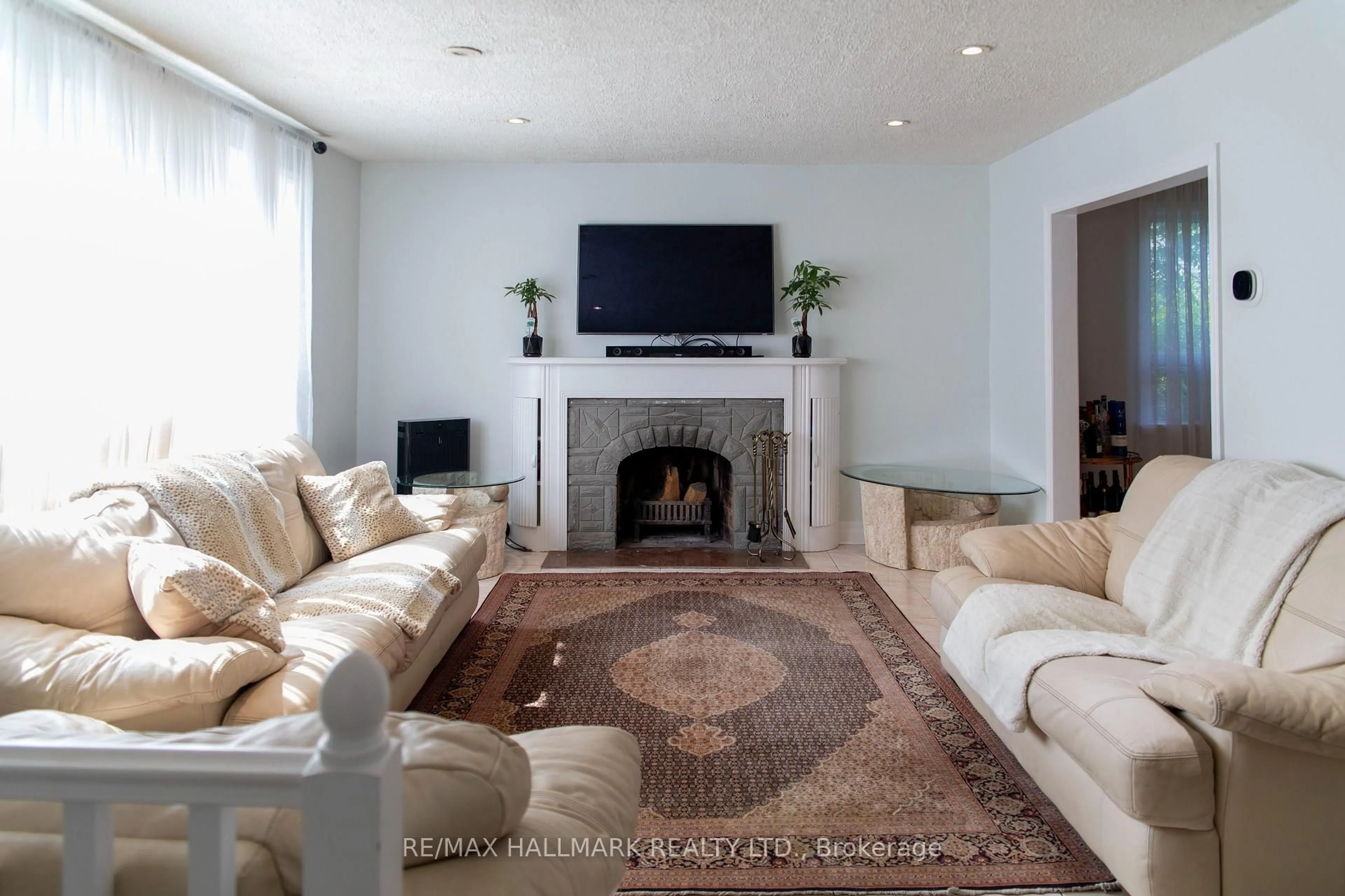 Living room with furniture, unknown for 86 Church St, Richmond Hill Ontario L4C 1W3