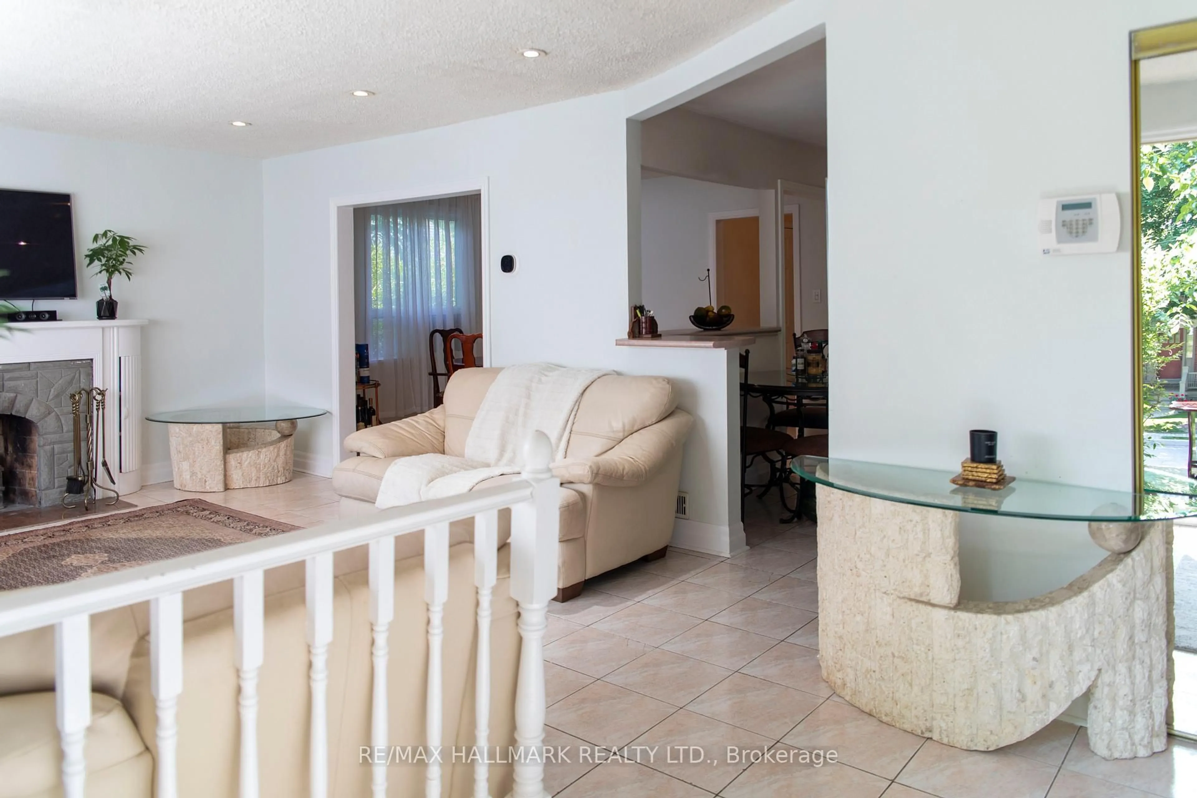 Living room with furniture, ceramic/tile floor for 86 Church St, Richmond Hill Ontario L4C 1W3