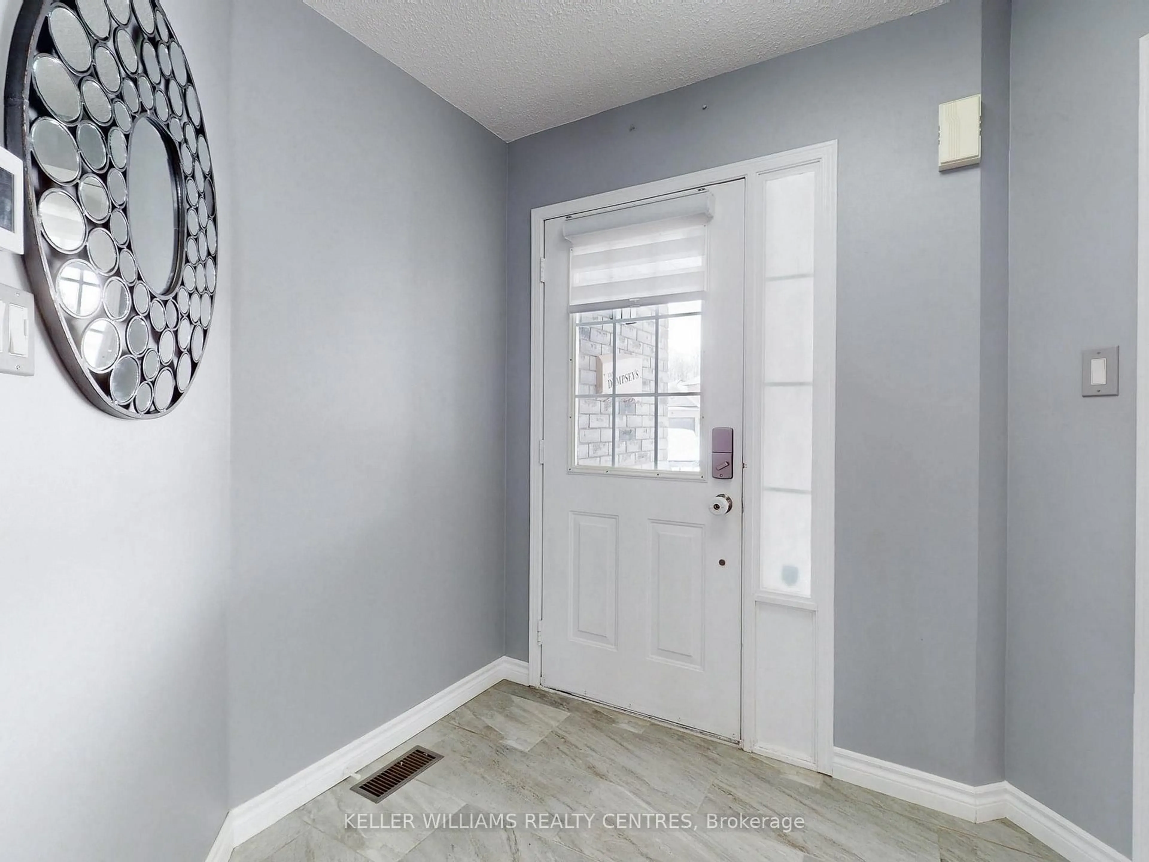 Indoor entryway for 1184 Leslie Dr, Innisfil Ontario L9S 2A9