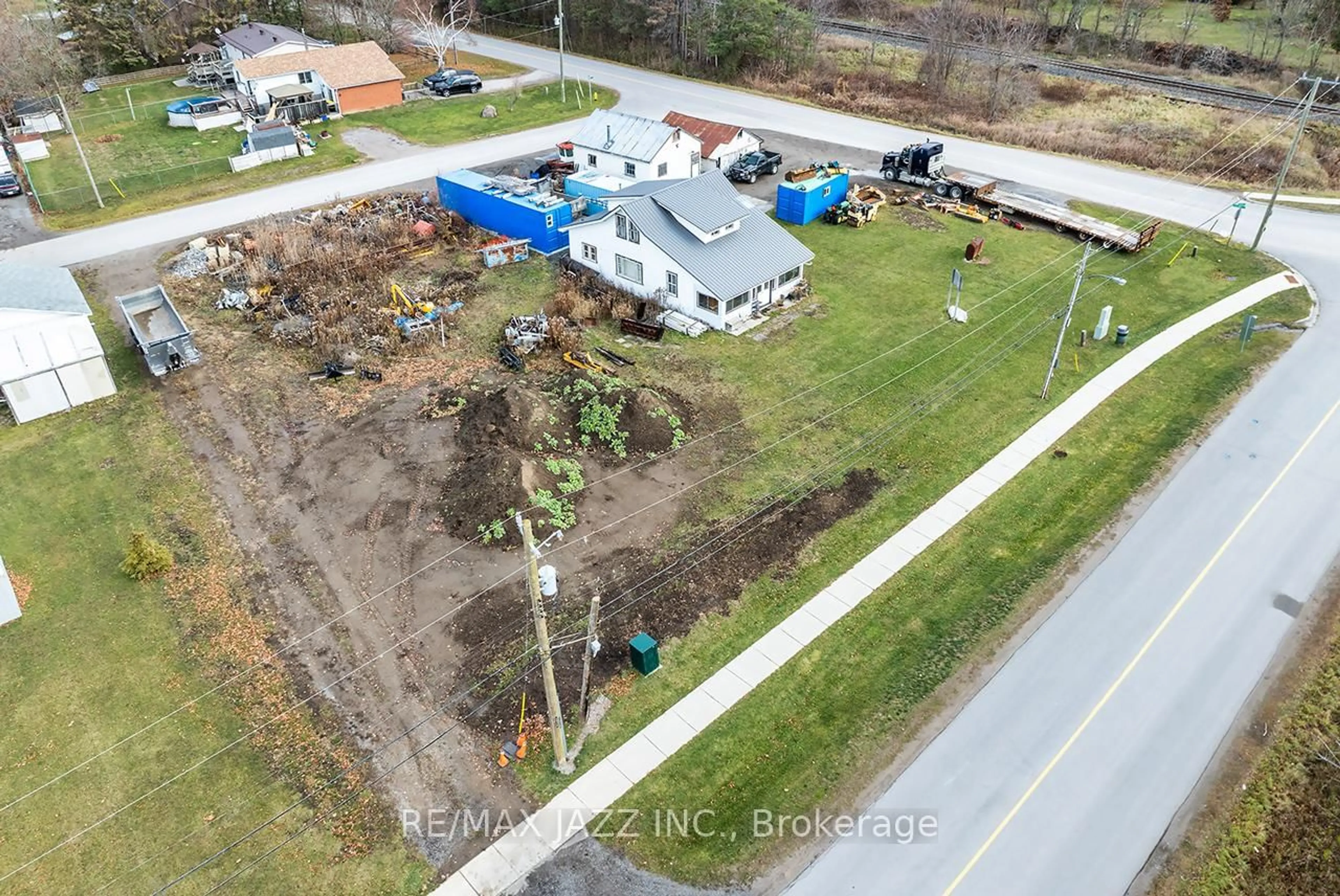 A pic from outside/outdoor area/front of a property/back of a property/a pic from drone, building for 140 Victoria St, Brock Ontario L0K 1A0