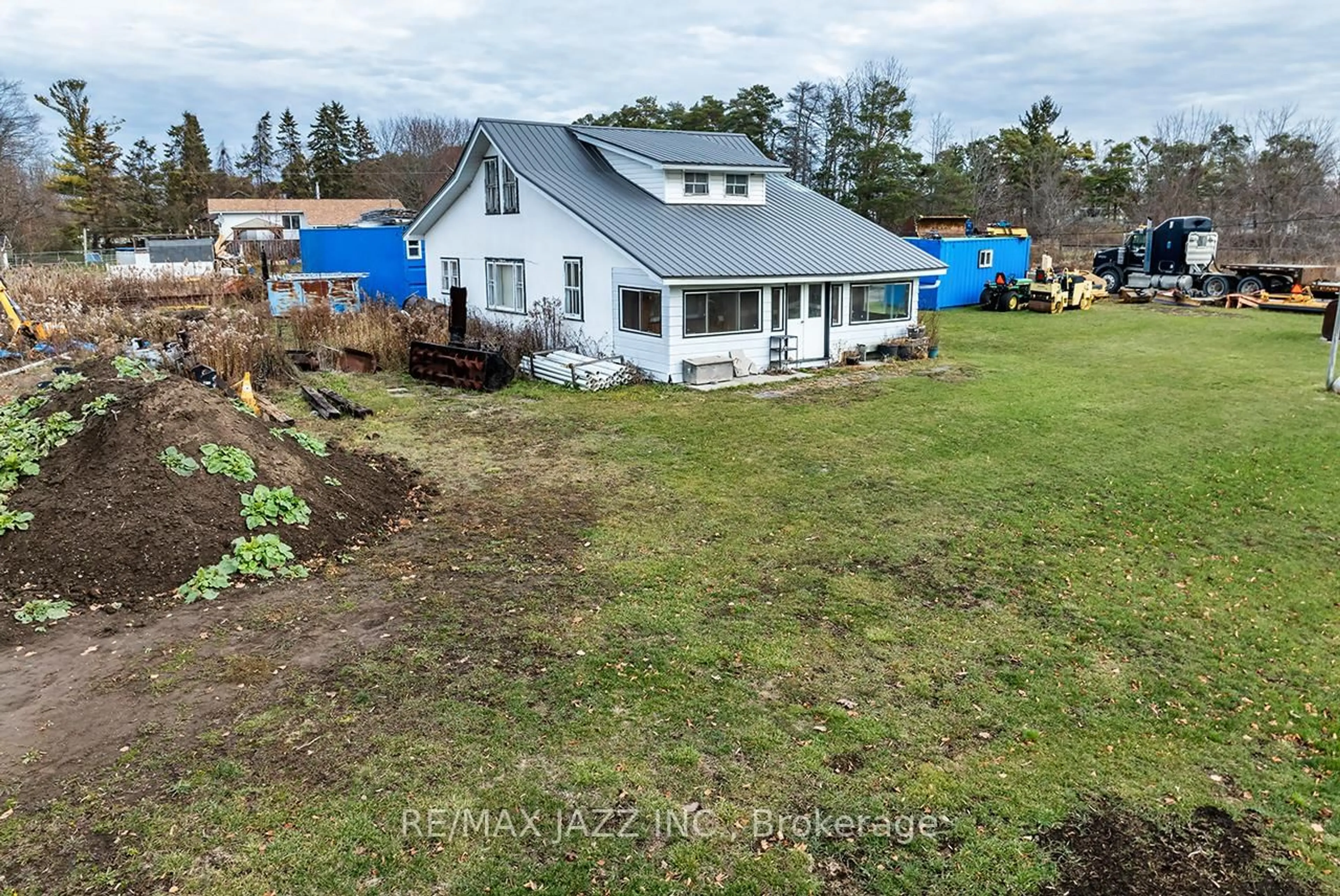 A pic from outside/outdoor area/front of a property/back of a property/a pic from drone, unknown for 140 Victoria St, Brock Ontario L0K 1A0