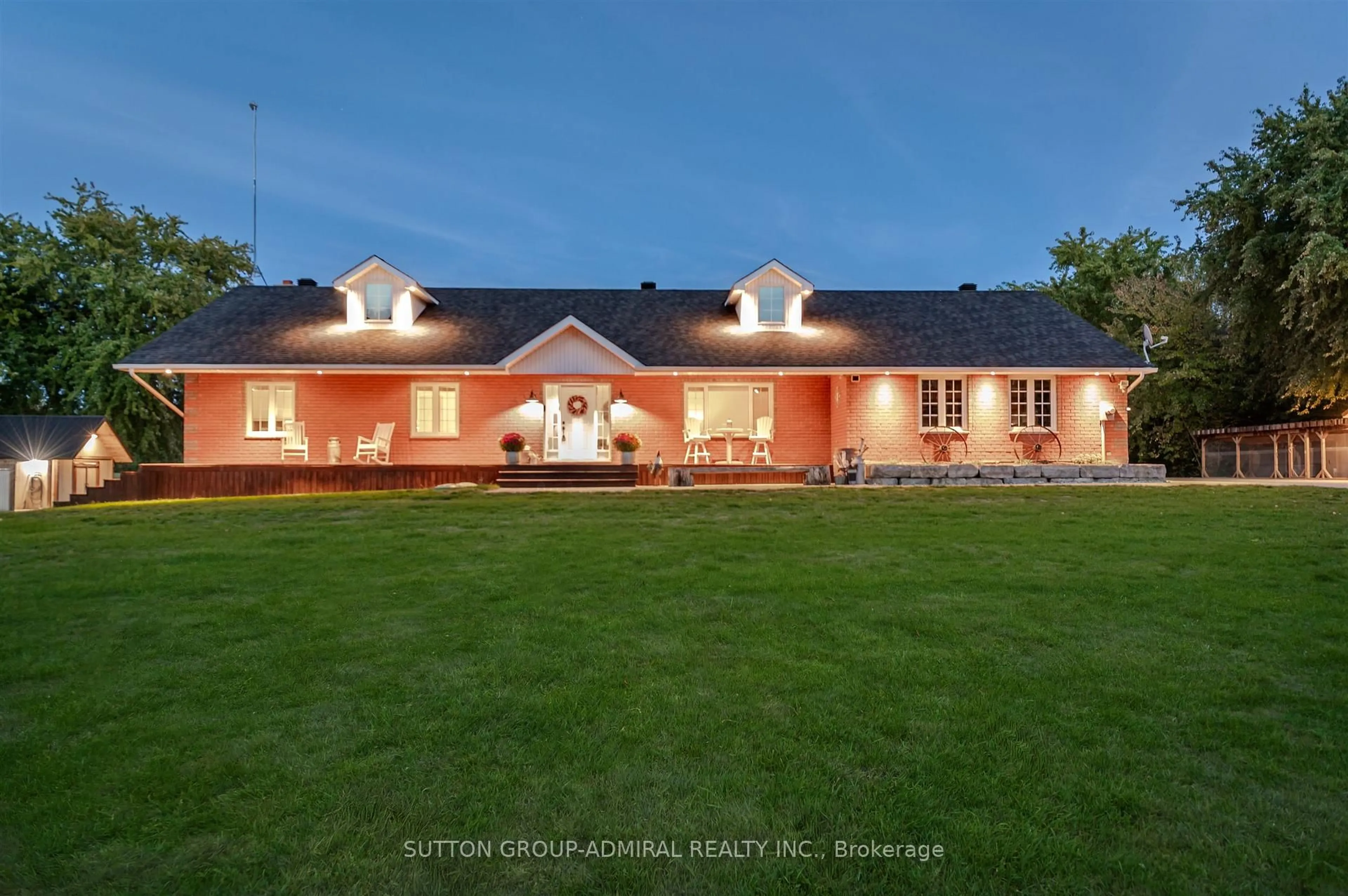 A pic from outside/outdoor area/front of a property/back of a property/a pic from drone, building for 250 Denney Dr, Essa Ontario L3W 0T8