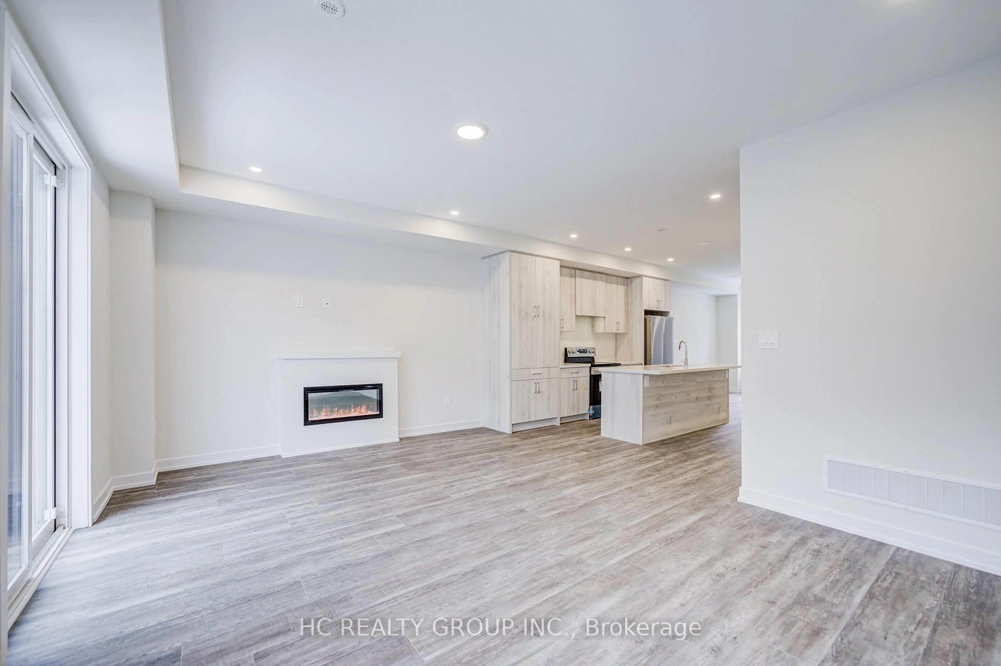 Open concept kitchen, unknown for 21 Mermot Lane, Richmond Hill Ontario L4B 0J5