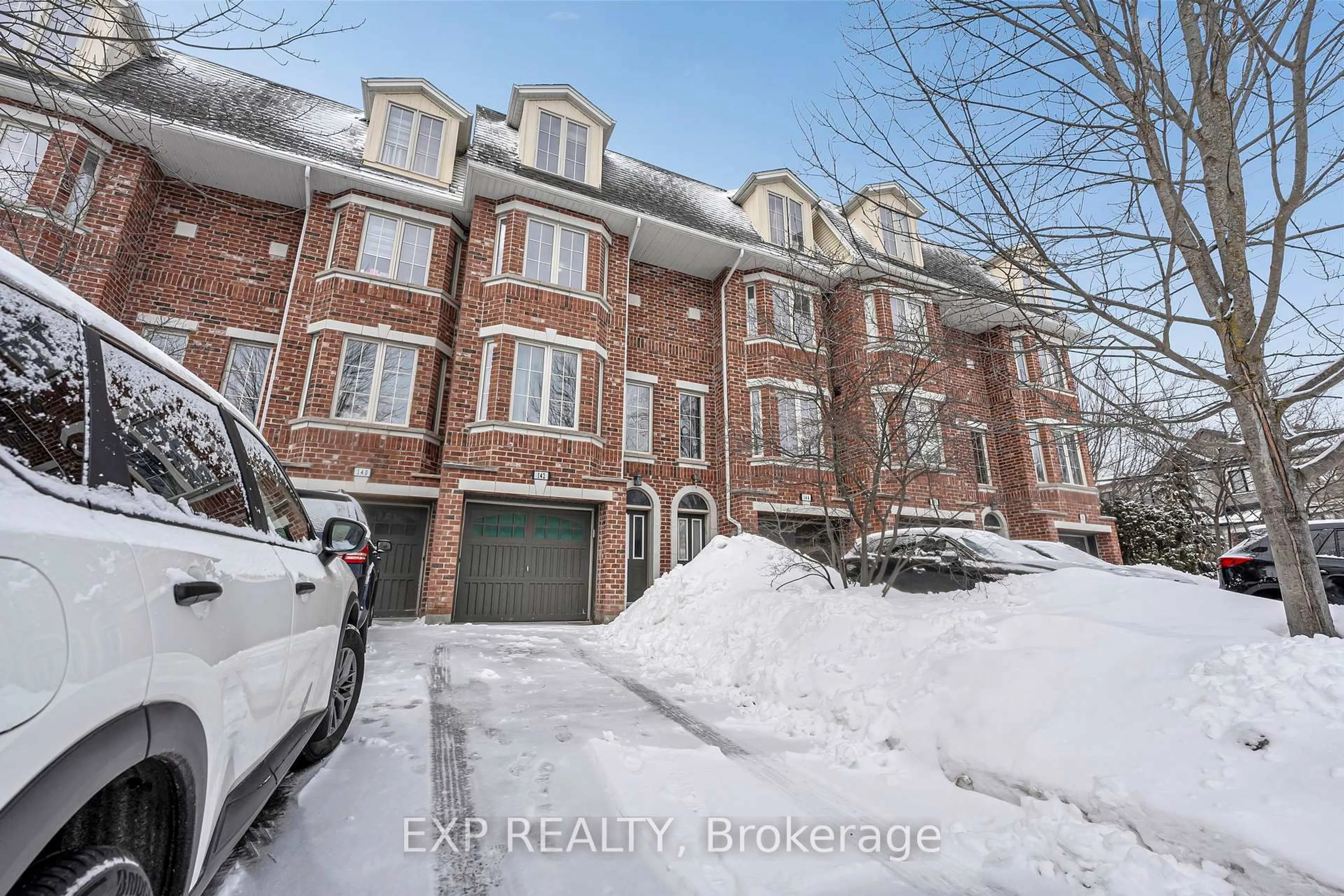 A pic from outside/outdoor area/front of a property/back of a property/a pic from drone, street for 142 Hall St, Richmond Hill Ontario L4C 4N8