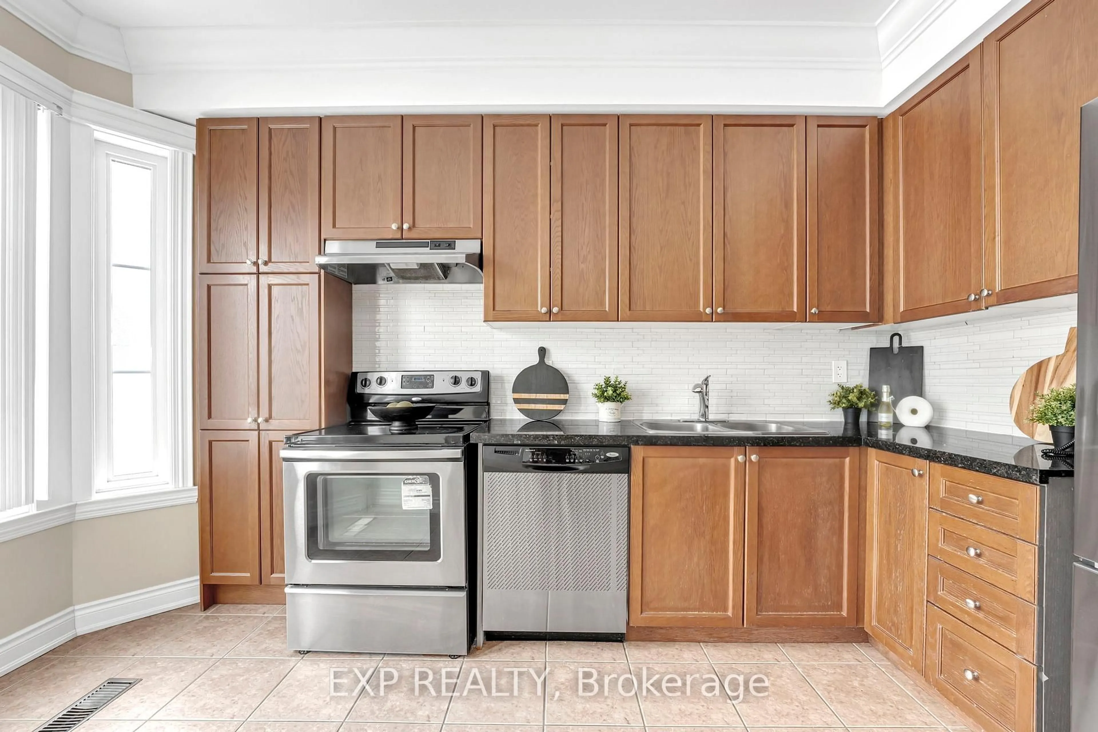 Standard kitchen, unknown for 142 Hall St, Richmond Hill Ontario L4C 4N8