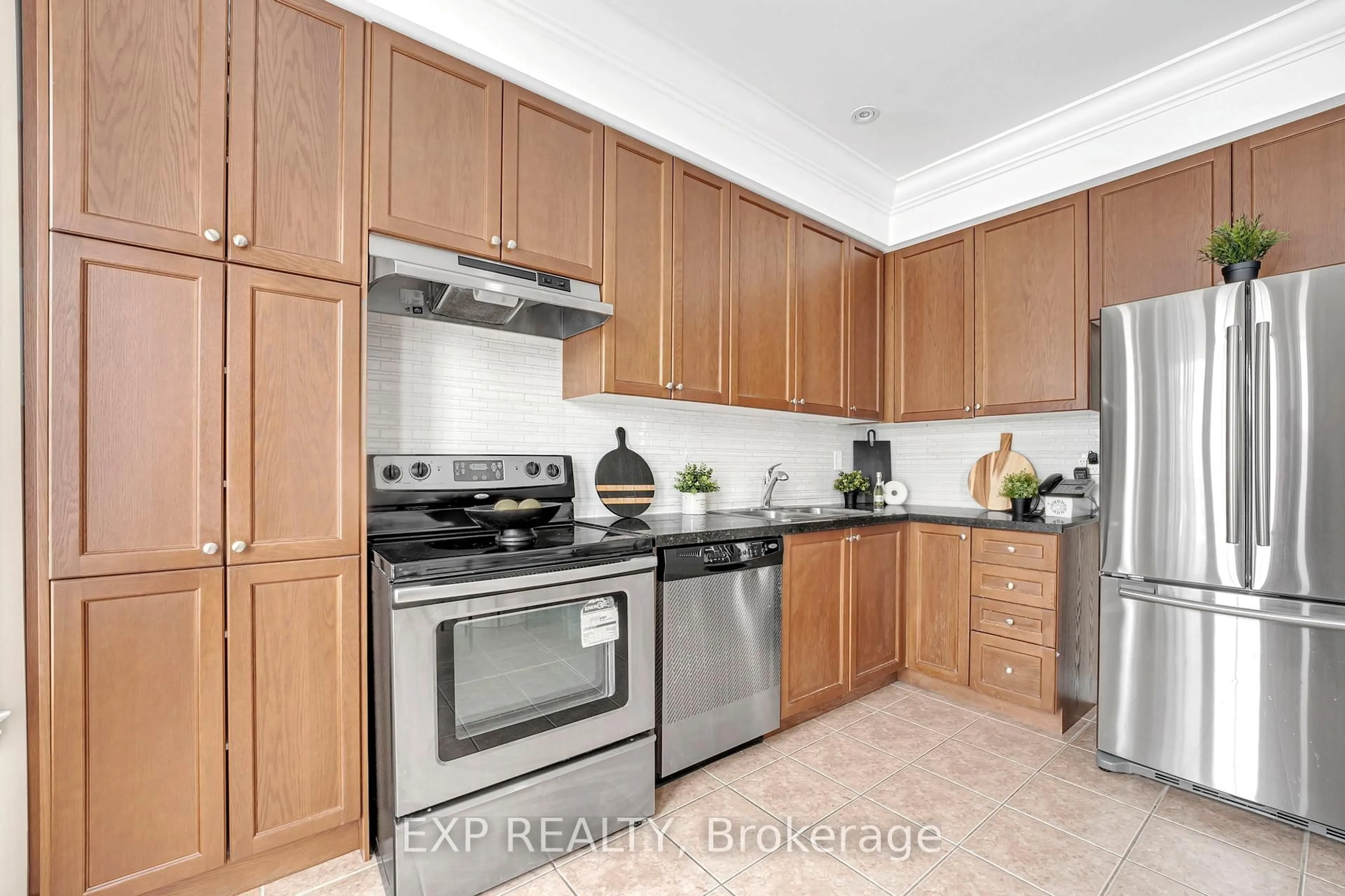 Standard kitchen, unknown for 142 Hall St, Richmond Hill Ontario L4C 4N8