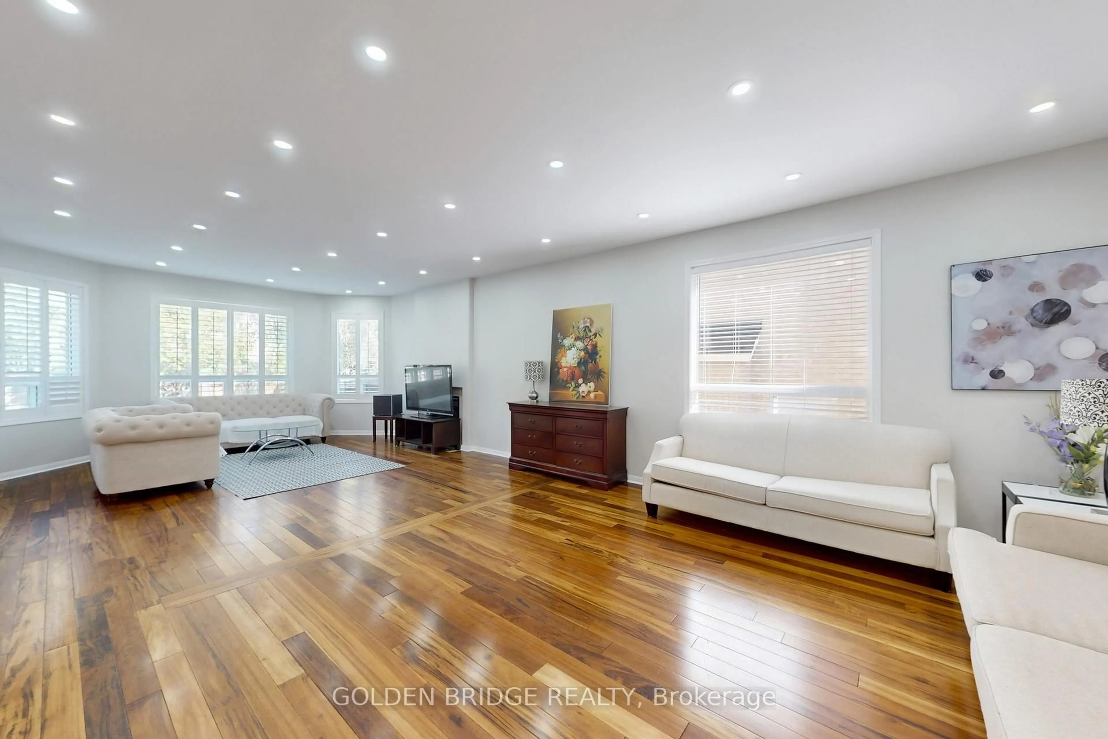 Living room with furniture, wood/laminate floor for 158 Worthington Ave, Richmond Hill Ontario L4E 4N7