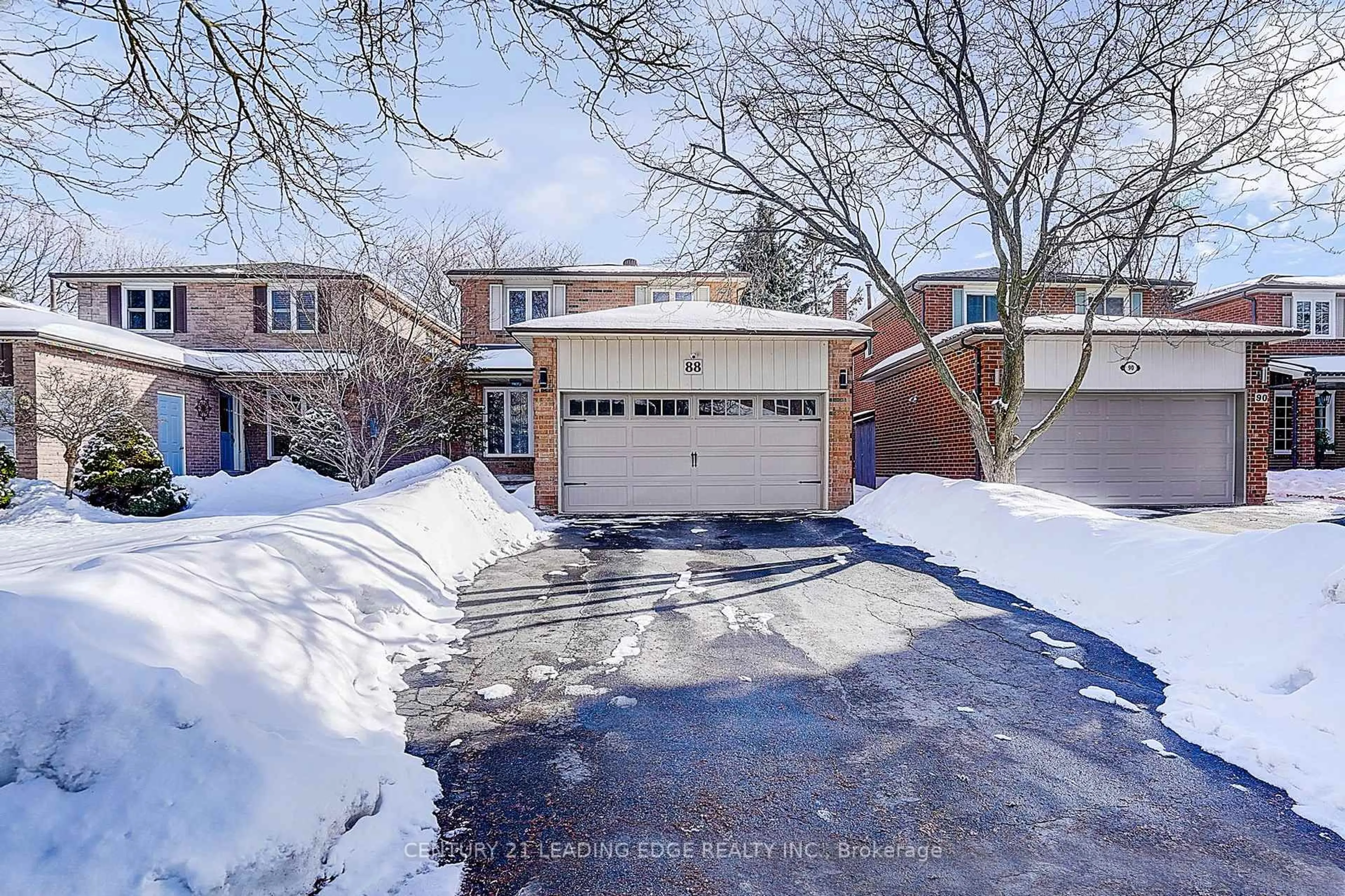 A pic from outside/outdoor area/front of a property/back of a property/a pic from drone, street for 88 Spragg Circ, Markham Ontario L3P 5W6