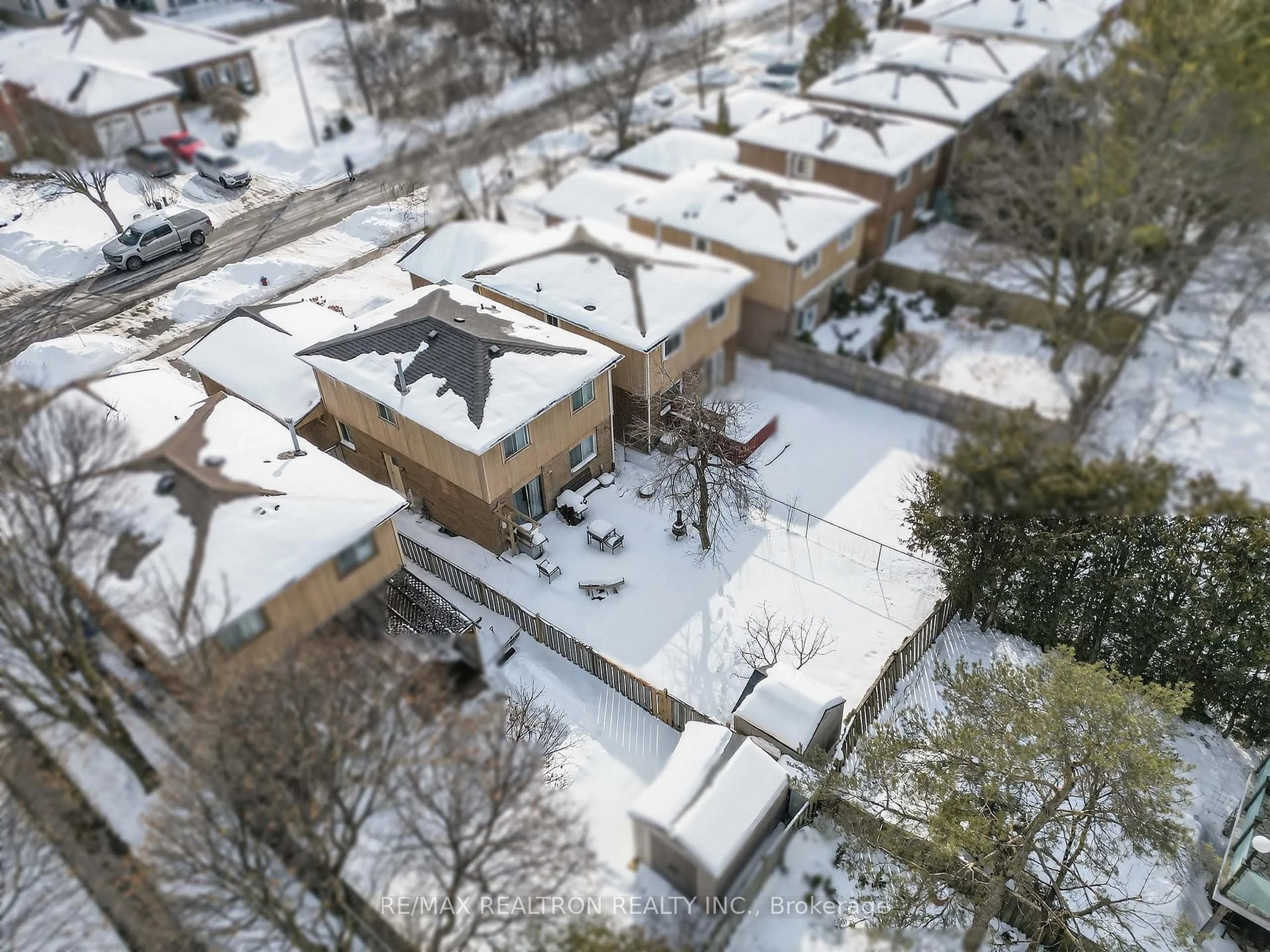 A pic from outside/outdoor area/front of a property/back of a property/a pic from drone, unknown for 46 Lund St, Richmond Hill Ontario L4C 5V7