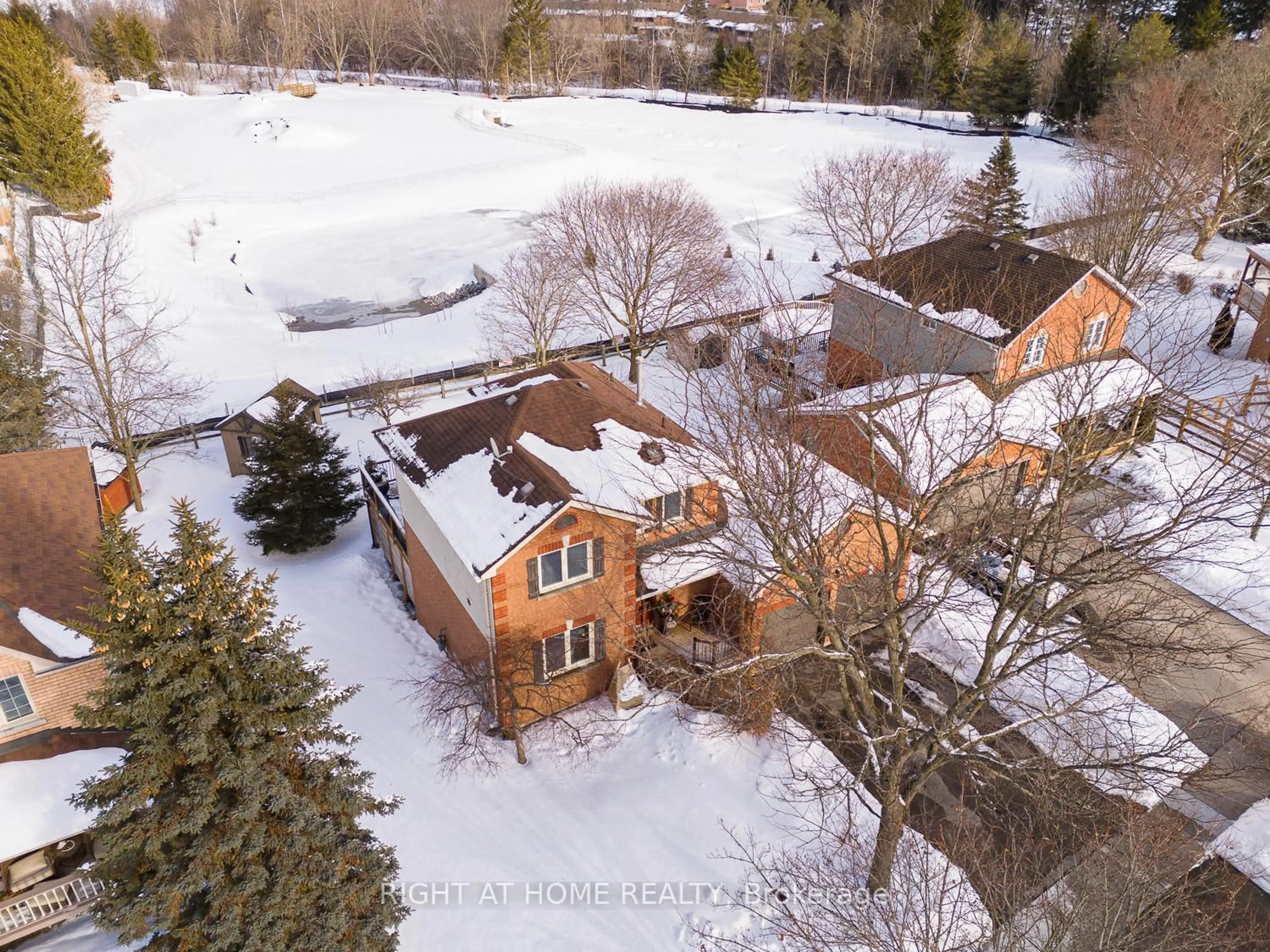 A pic from outside/outdoor area/front of a property/back of a property/a pic from drone, unknown for 5 Turner Dr, Uxbridge Ontario L9P 1V4