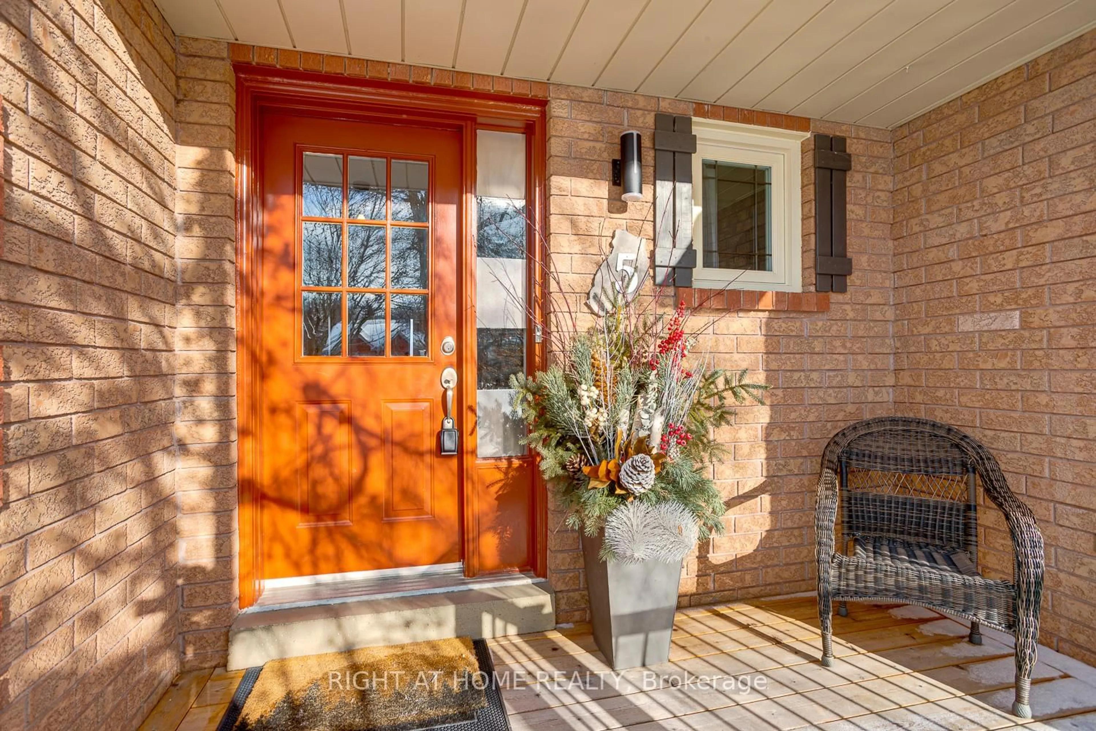 Indoor entryway for 5 Turner Dr, Uxbridge Ontario L9P 1V4