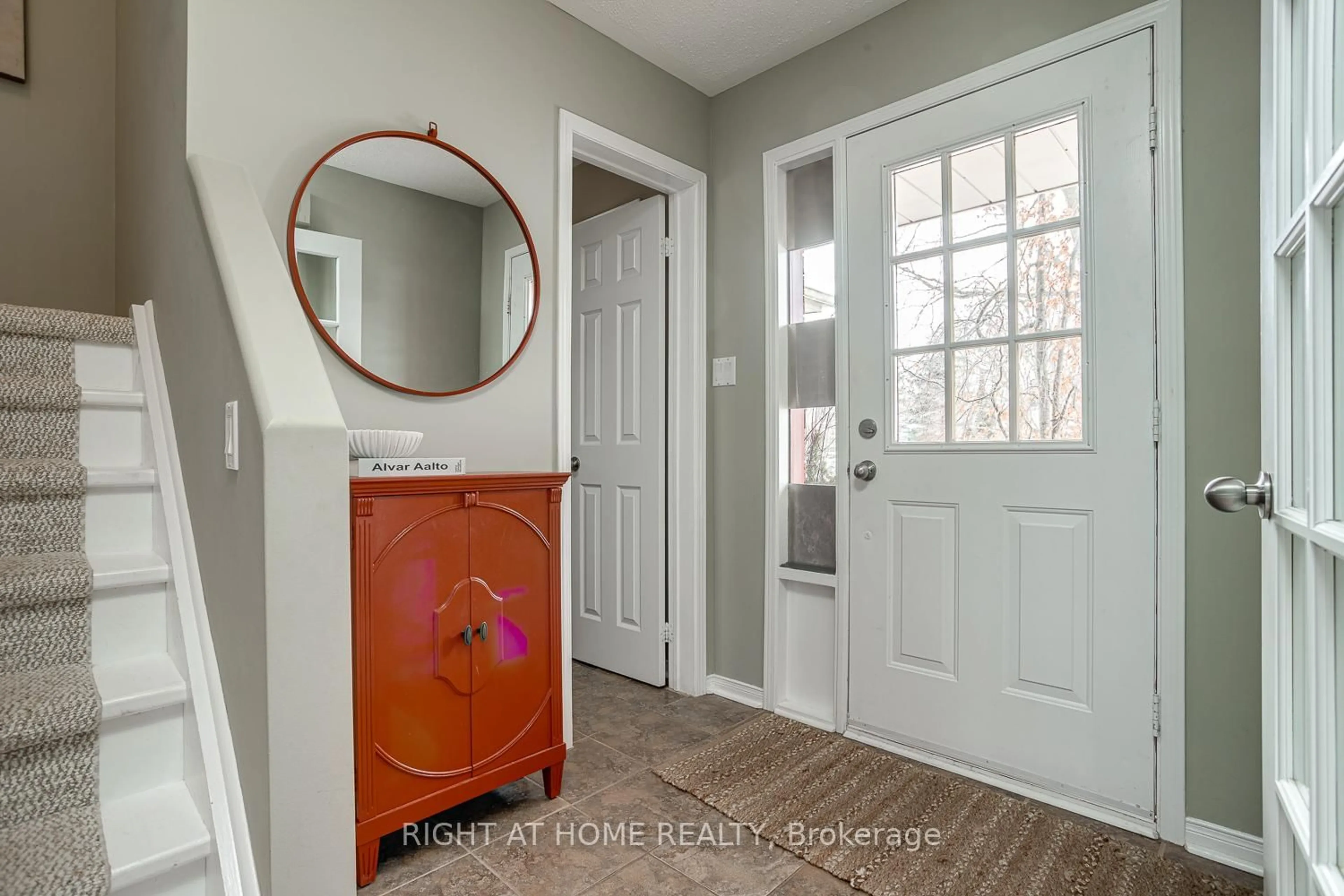 Indoor entryway for 5 Turner Dr, Uxbridge Ontario L9P 1V4