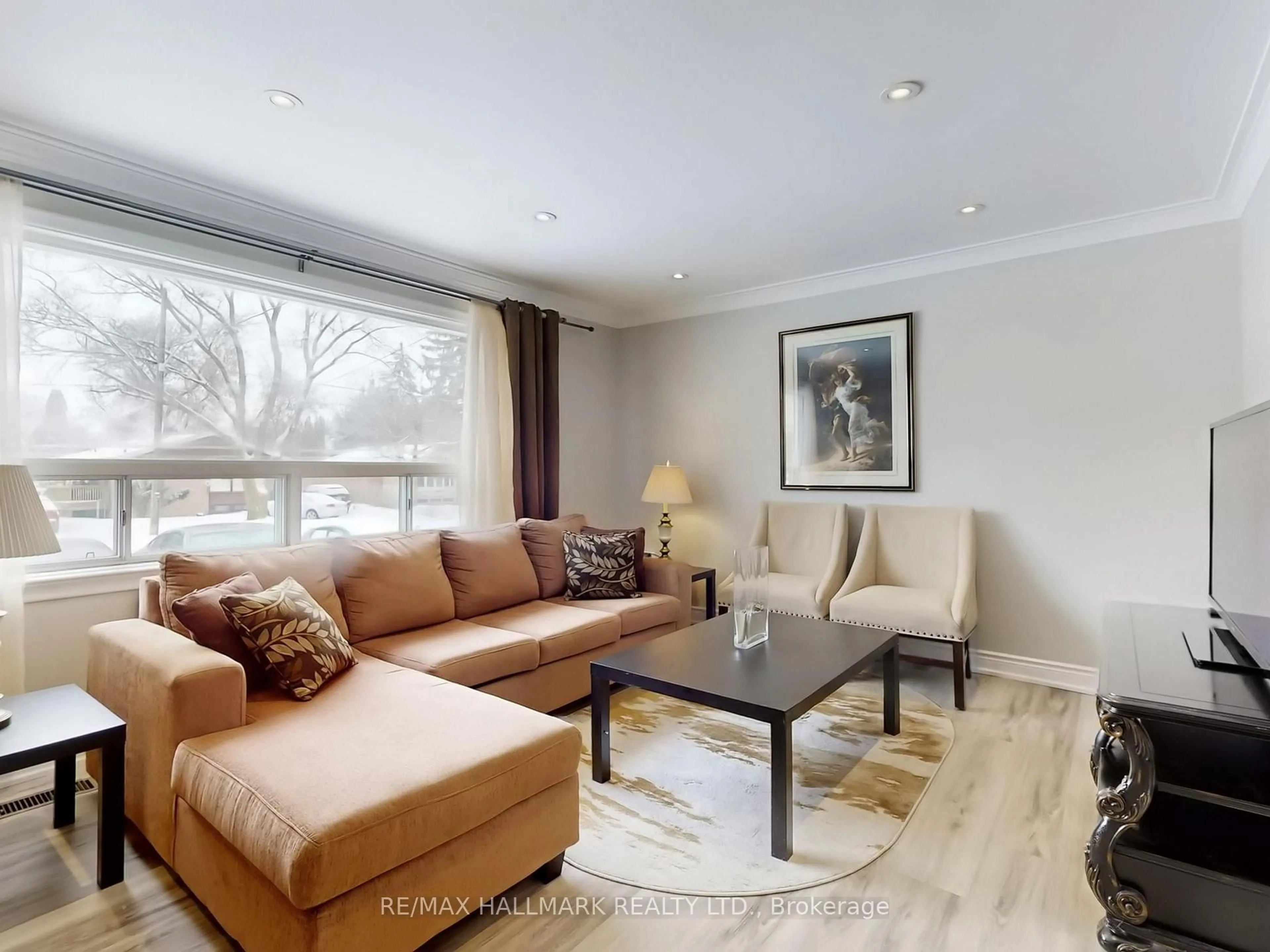 Living room with furniture, wood/laminate floor for 79 Cartier Cres, Richmond Hill Ontario L4C 2N3