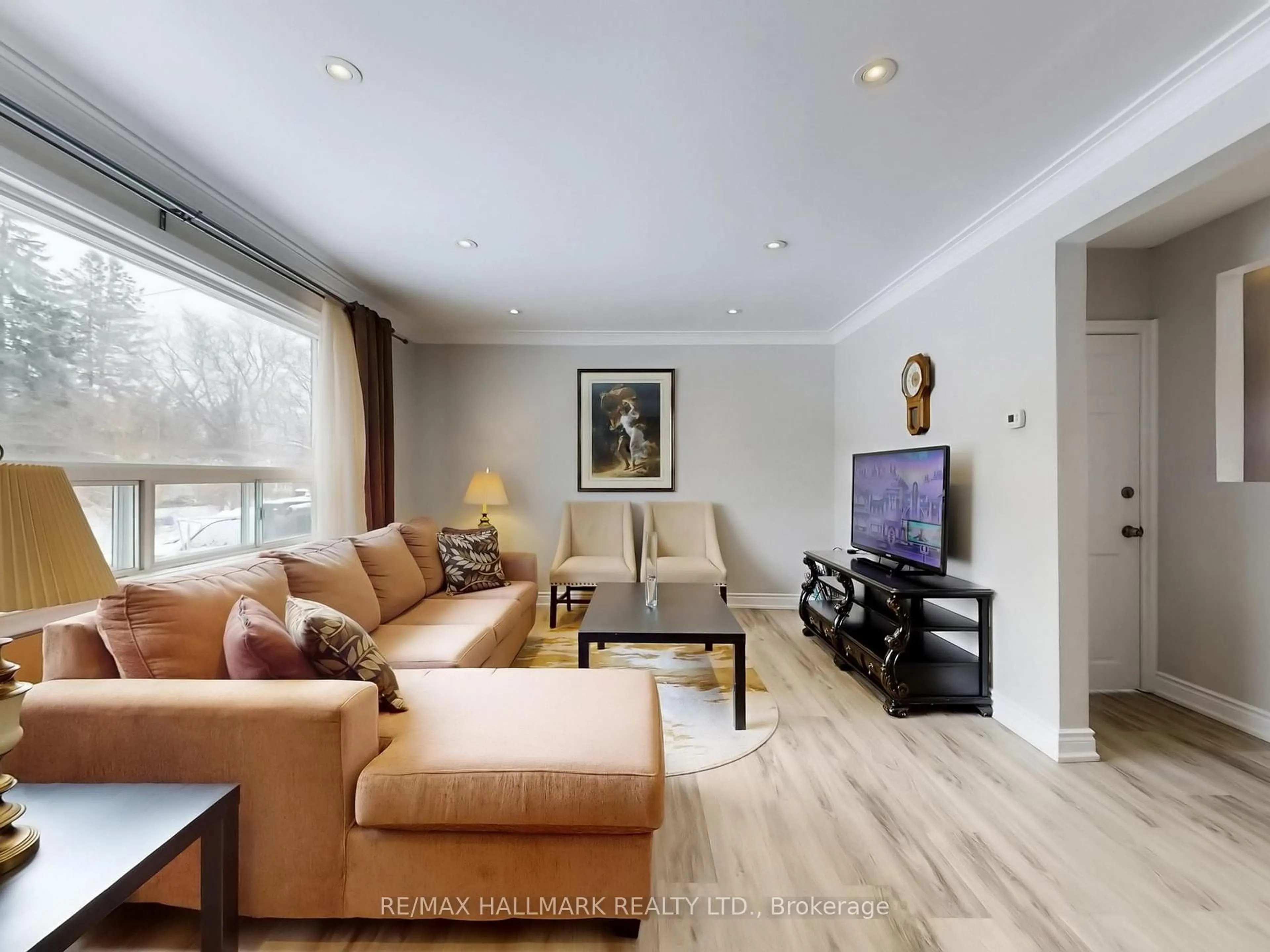 Living room with furniture, wood/laminate floor for 79 Cartier Cres, Richmond Hill Ontario L4C 2N3