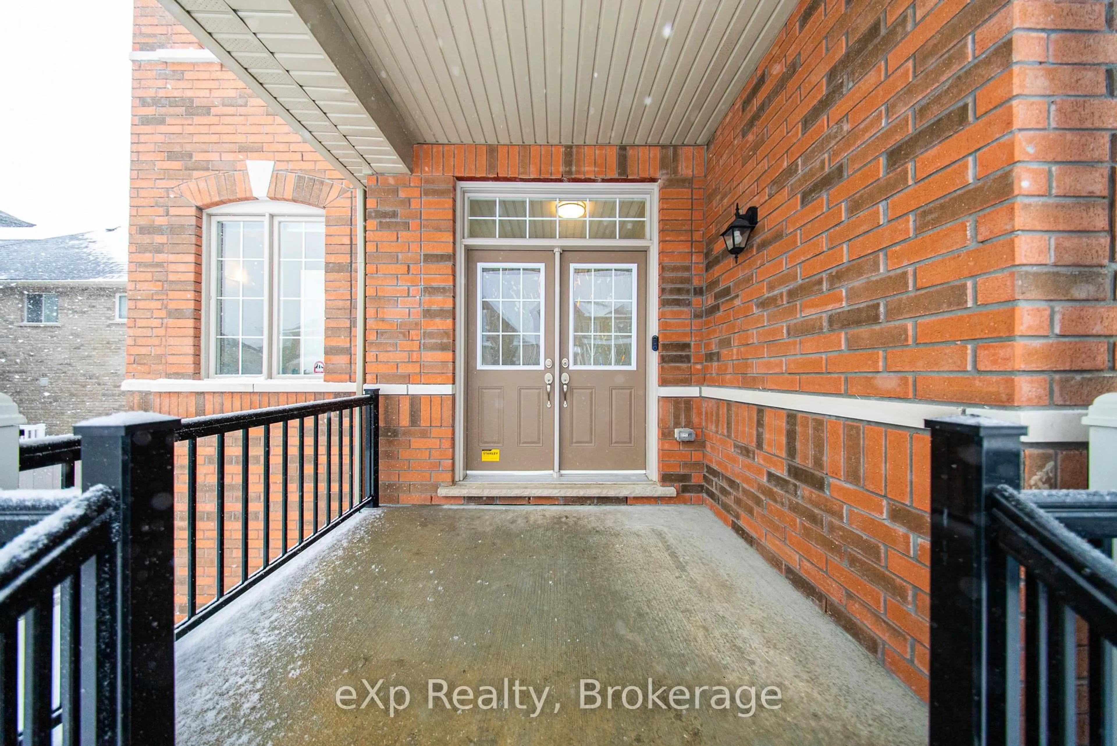 Indoor entryway for 6 Faimira Ave, Georgina Ontario L4P 0S4