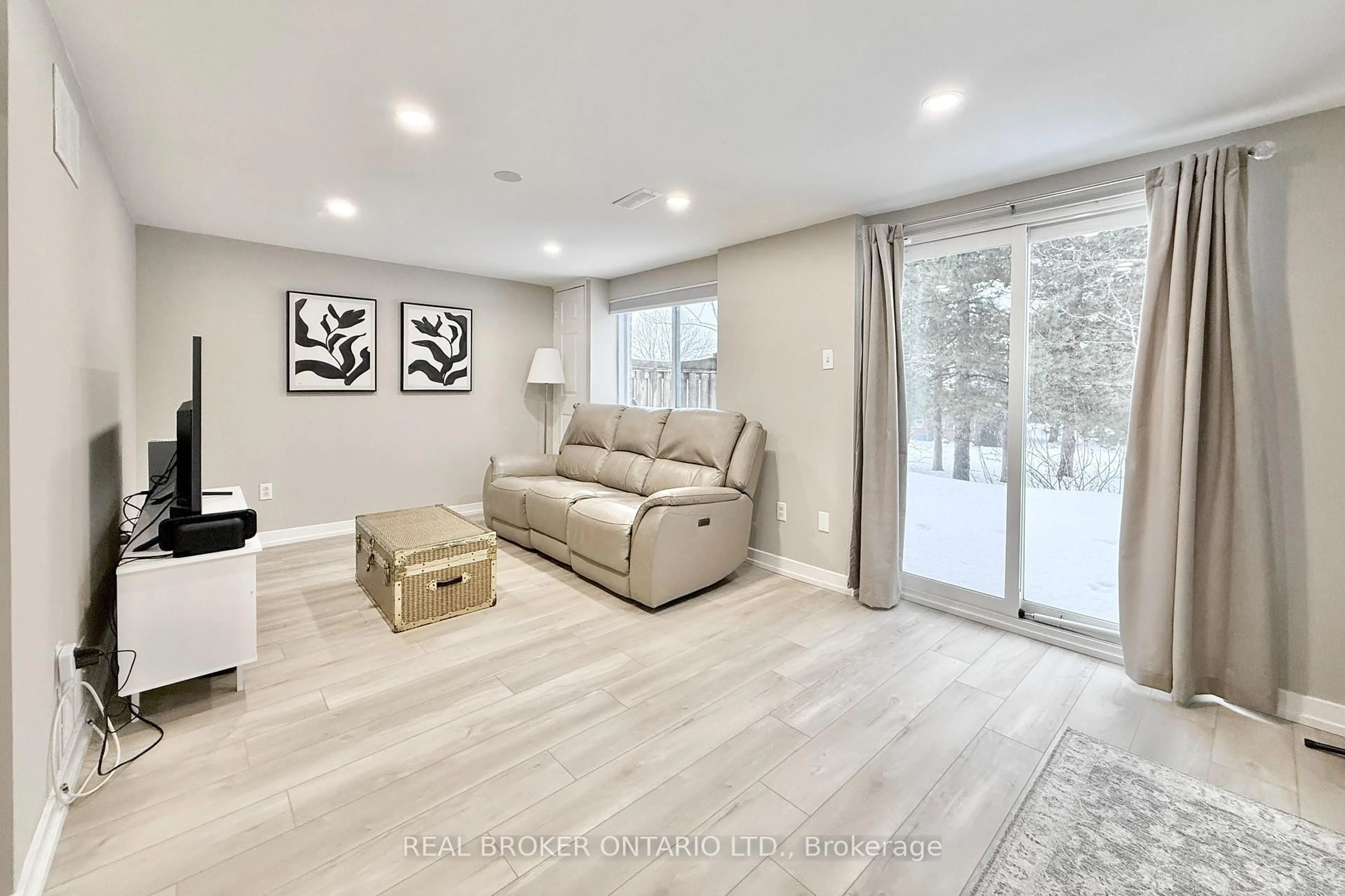 Living room with furniture, wood/laminate floor for 617 Gibney Cres, Newmarket Ontario L3X 1Y3