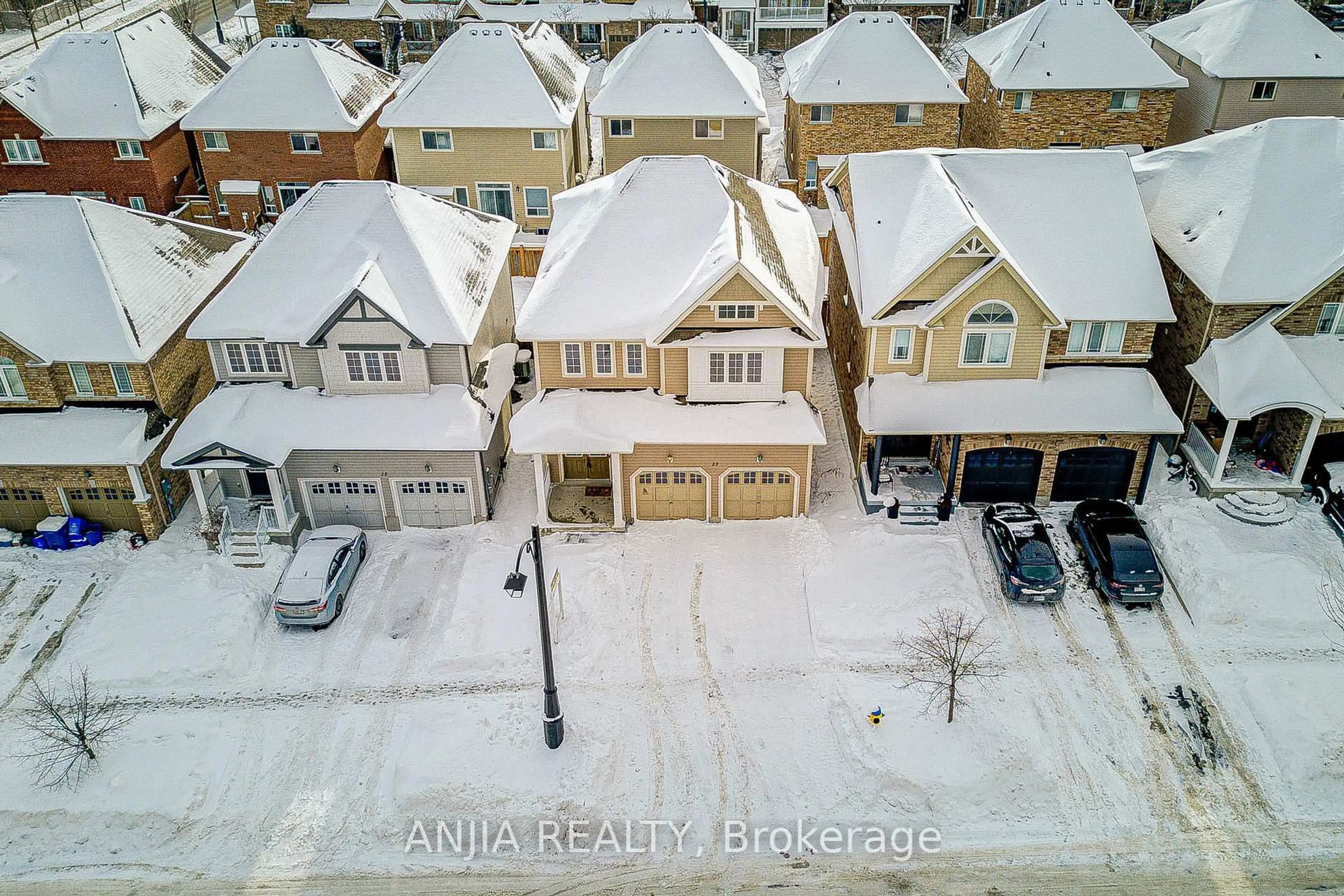 A pic from outside/outdoor area/front of a property/back of a property/a pic from drone, street for 23 Grey Wing Ave, Georgina Ontario L4P 0B7