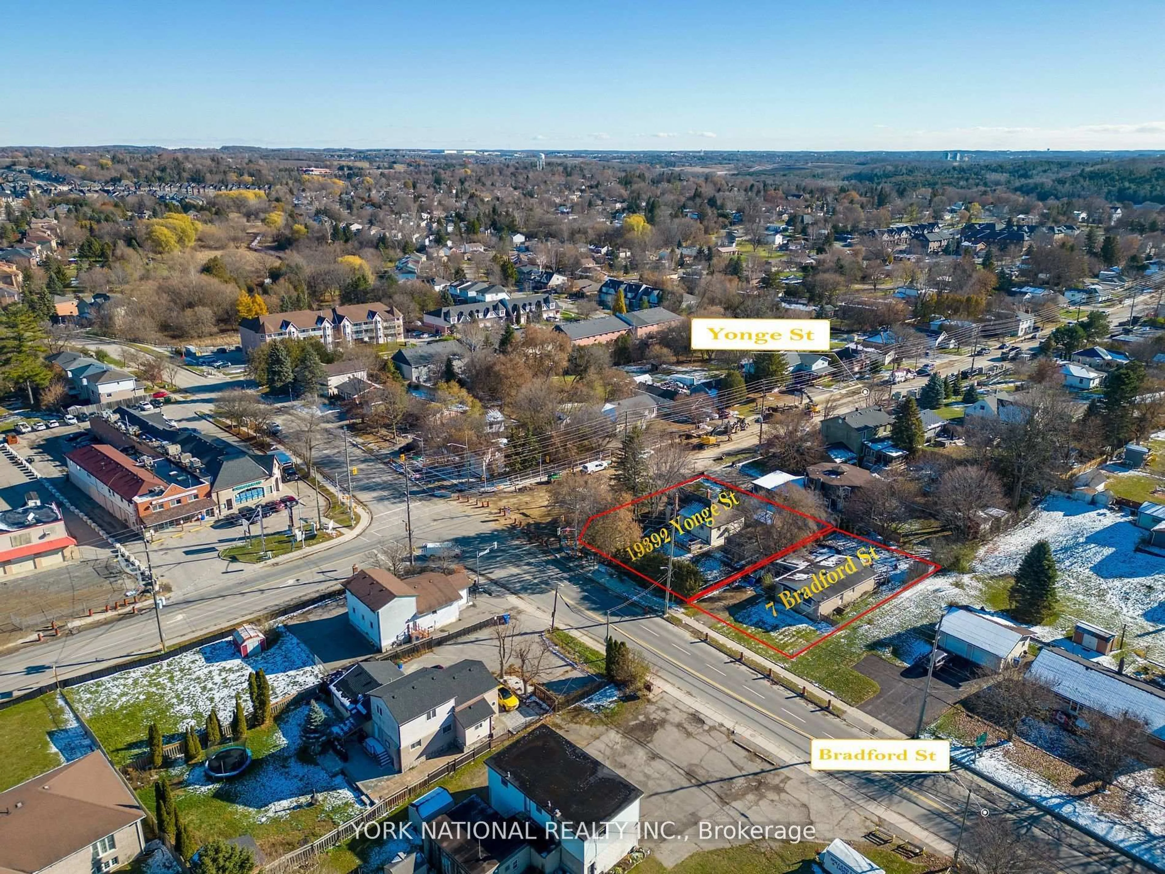 A pic from outside/outdoor area/front of a property/back of a property/a pic from drone, street for 19392 Yonge St, East Gwillimbury Ontario L9N 1L7